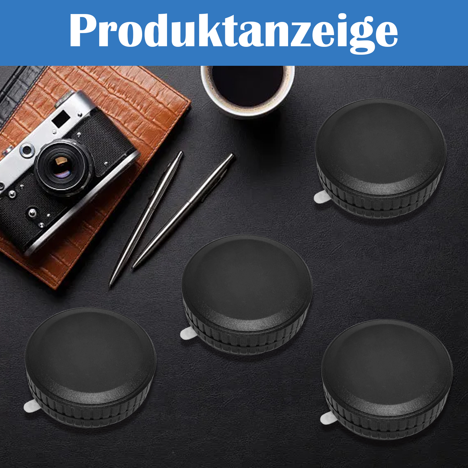 Das Bild zeigt eine Kamera, Kaffee, Stifte und schwarze kreisförmige Objekte auf dunkler Oberfläche.