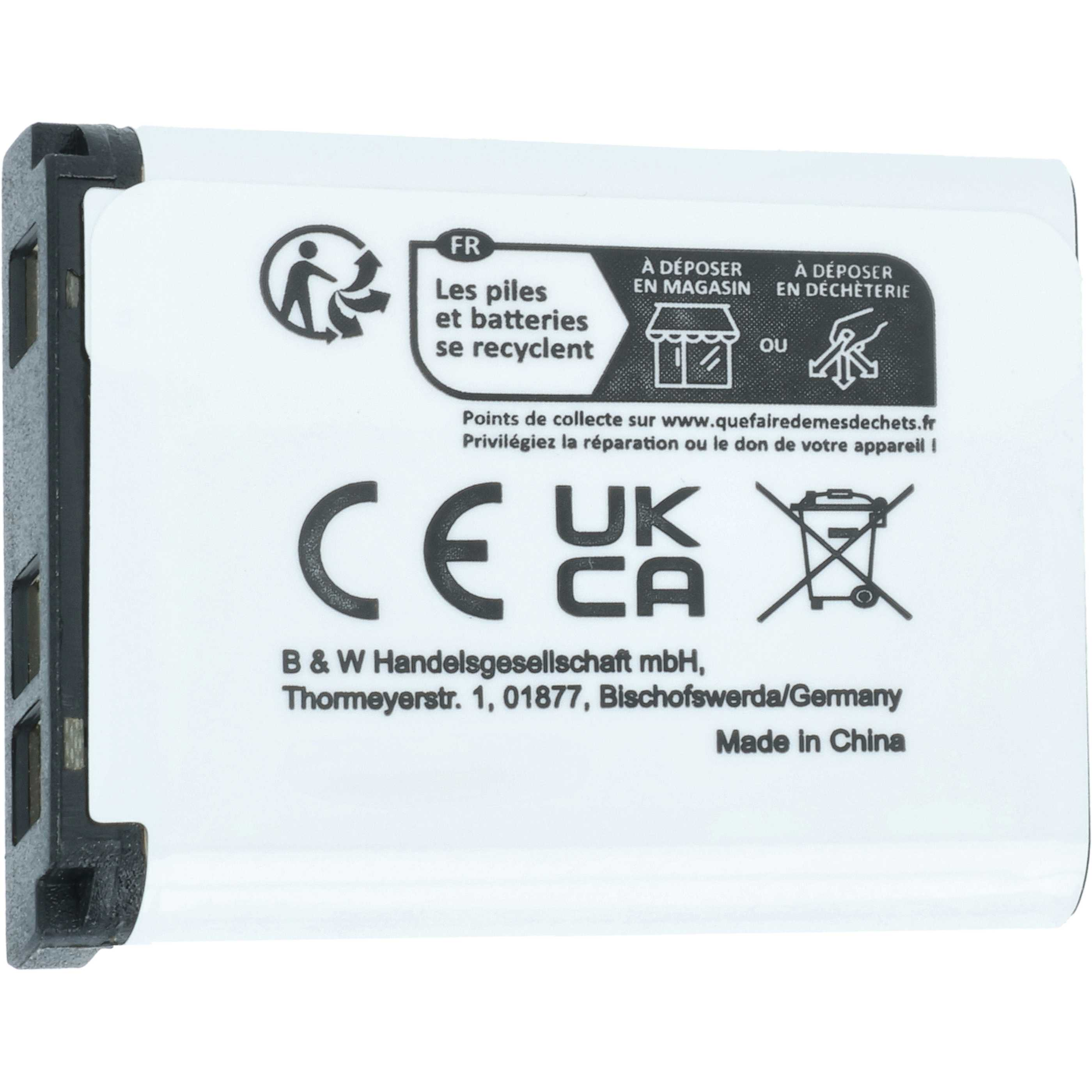 Eine weiße Batterie mit schwarzem Text, Recycling-Symbolen und dem Text 'Made in China'.