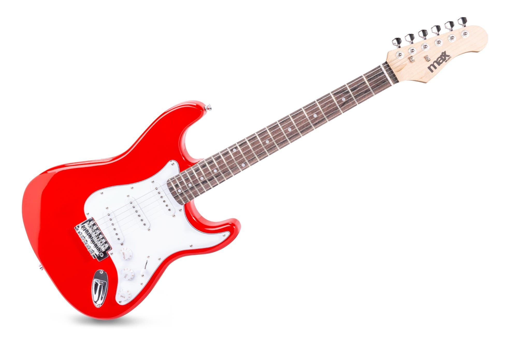 Une guitare électrique rouge avec un pickguard blanc, des accessoires chromés et un manche clair, isolée sur blanc.