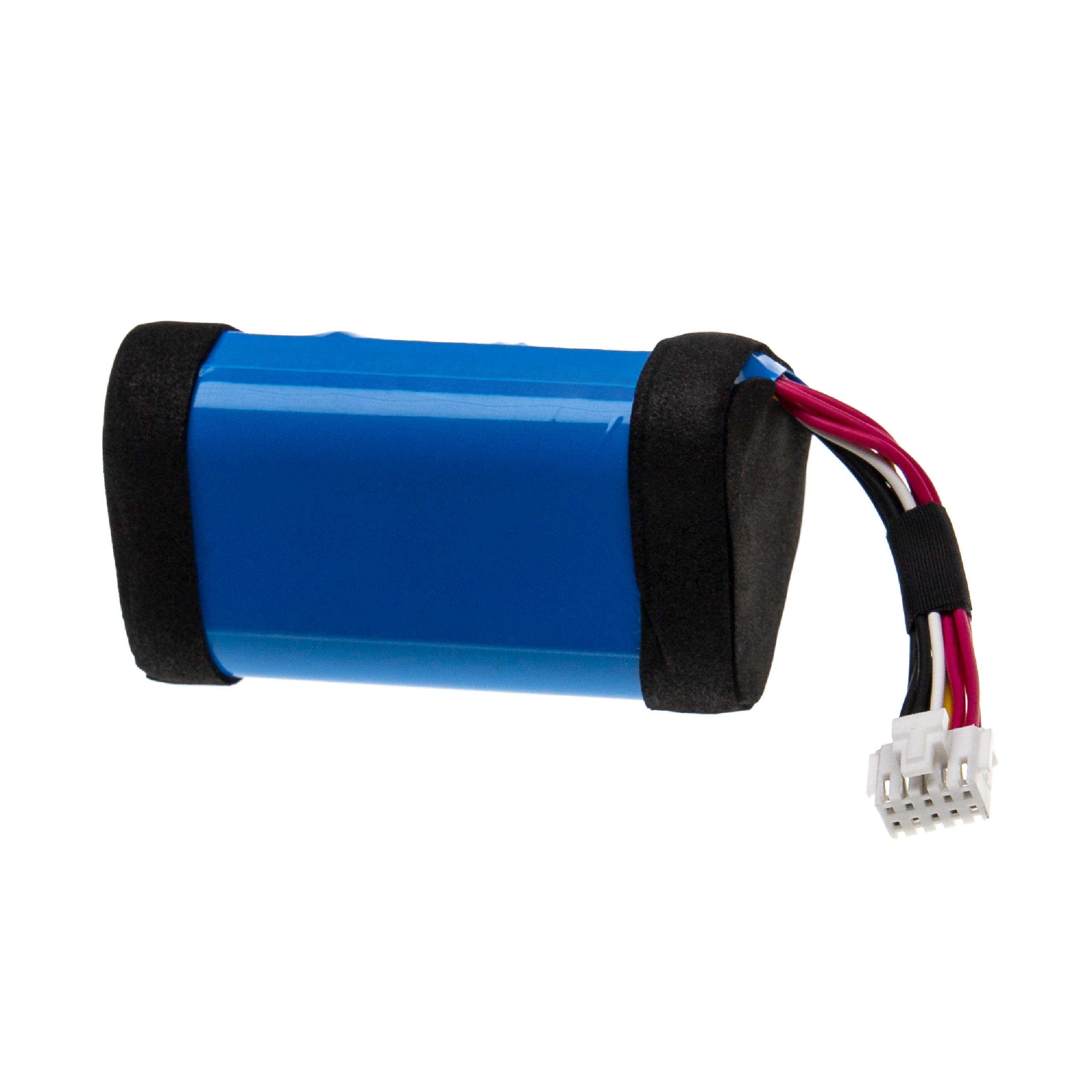 Blaue Batterie mit schwarzen Schaumstoffenden und mehrfarbigen Drähten, die mit einem weißen Stecker verbunden sind, auf weißem Hintergrund.