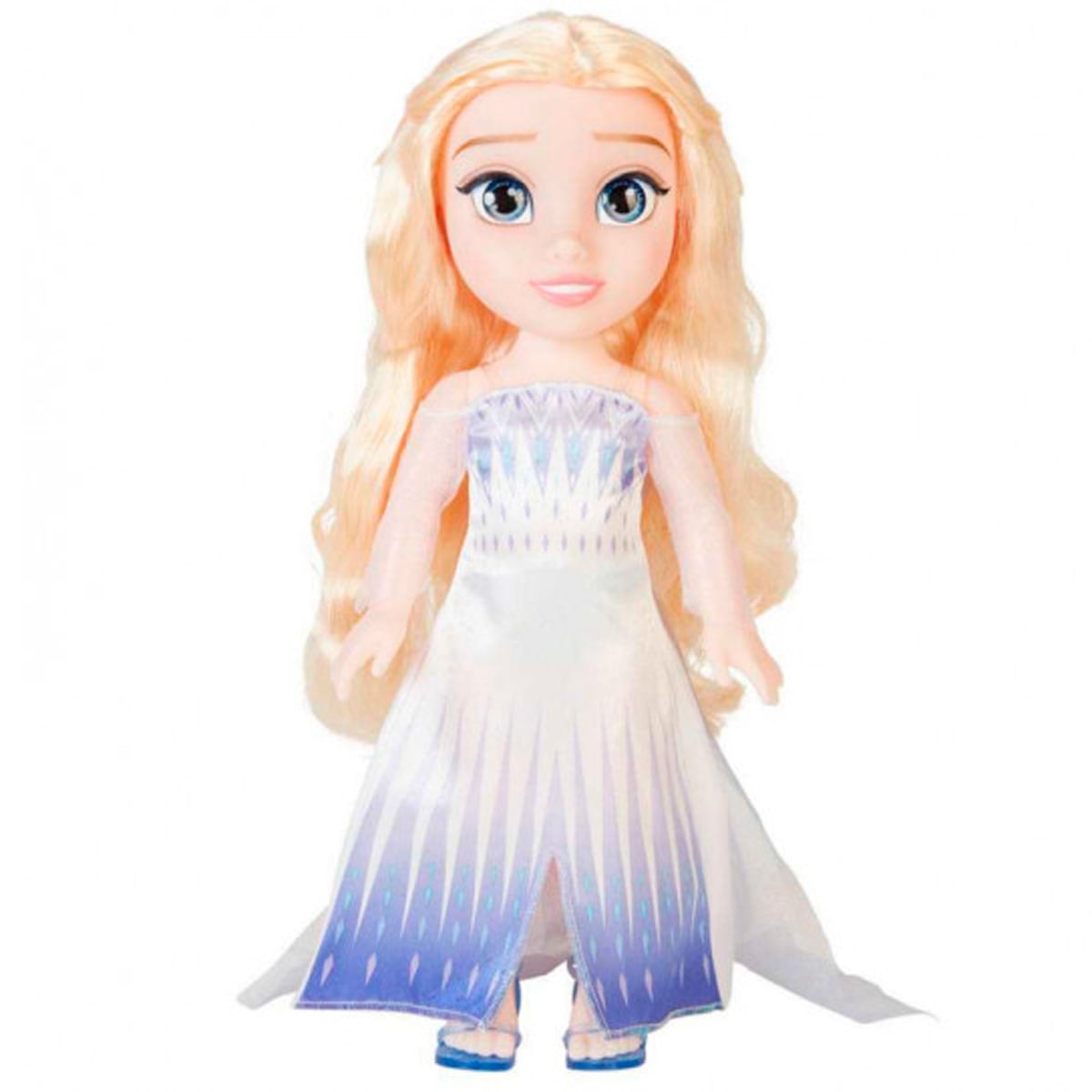 Una muñeca de Elsa de Frozen, cabello rubio, ojos azules, con un vestido blanco con detalles azules y sandalias azules.