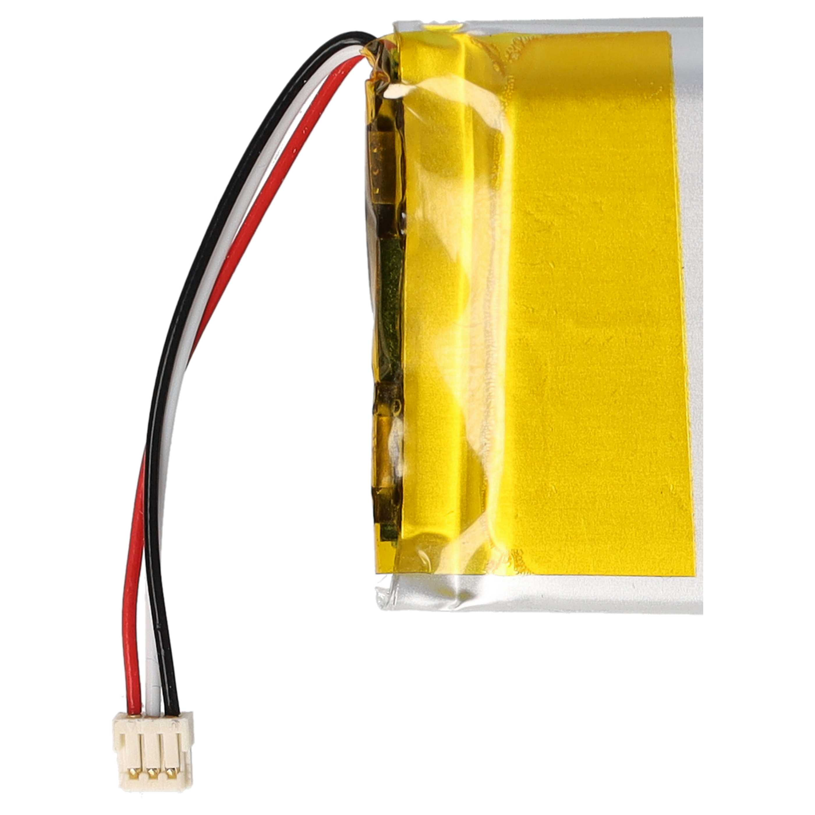 Ein gelber Akku mit schwarzen, roten und weißen Drähten, die an einen weißen Stecker angeschlossen sind, vor weißem Hintergrund.