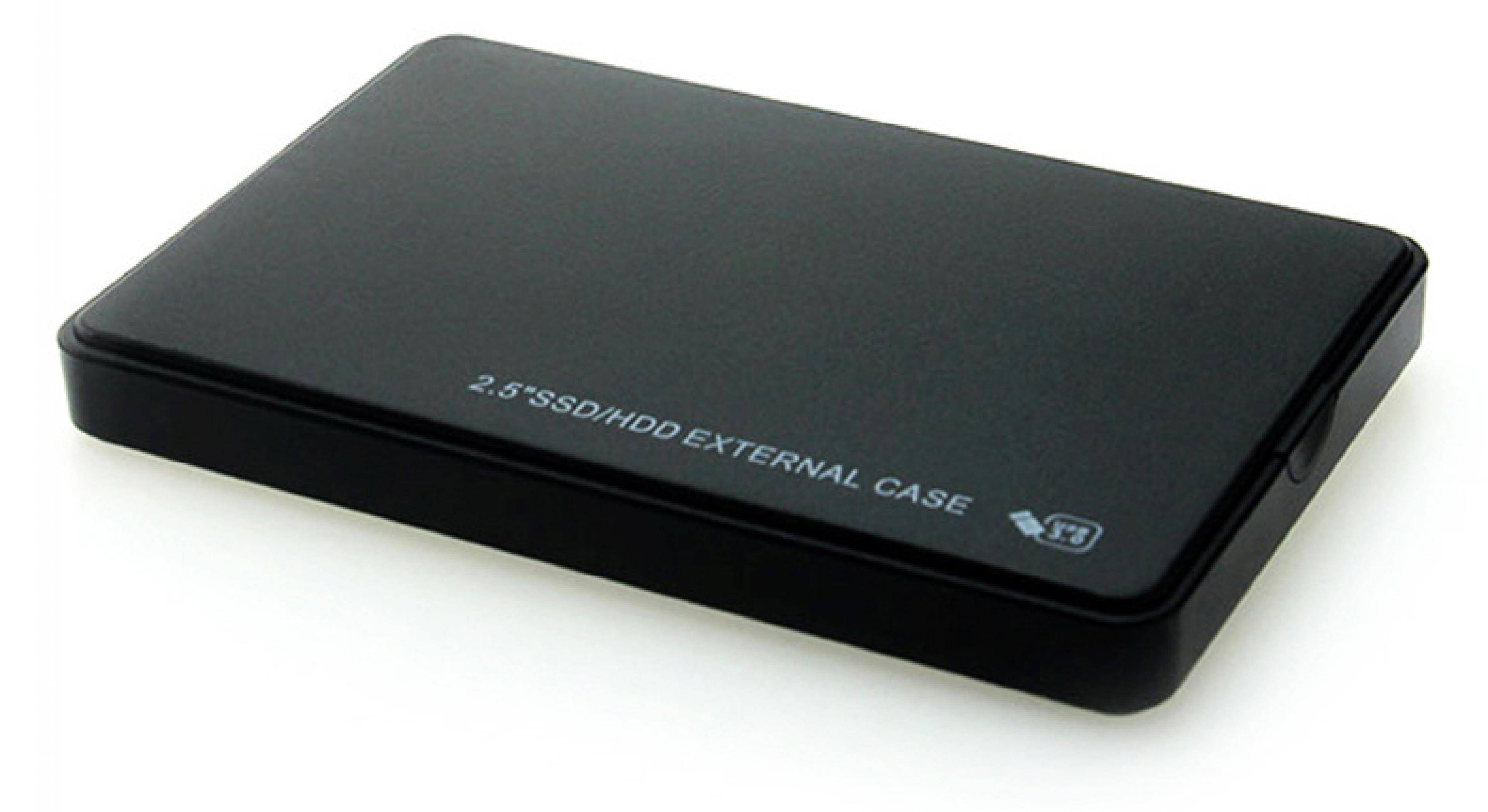 Ein schwarzes 2,5-Zoll-SSD/HDD-Externgehäuse auf einer weißen Oberfläche. Auf dem Gehäuse steht "2,5" SSD/HDD EXTERNAL CASE".
