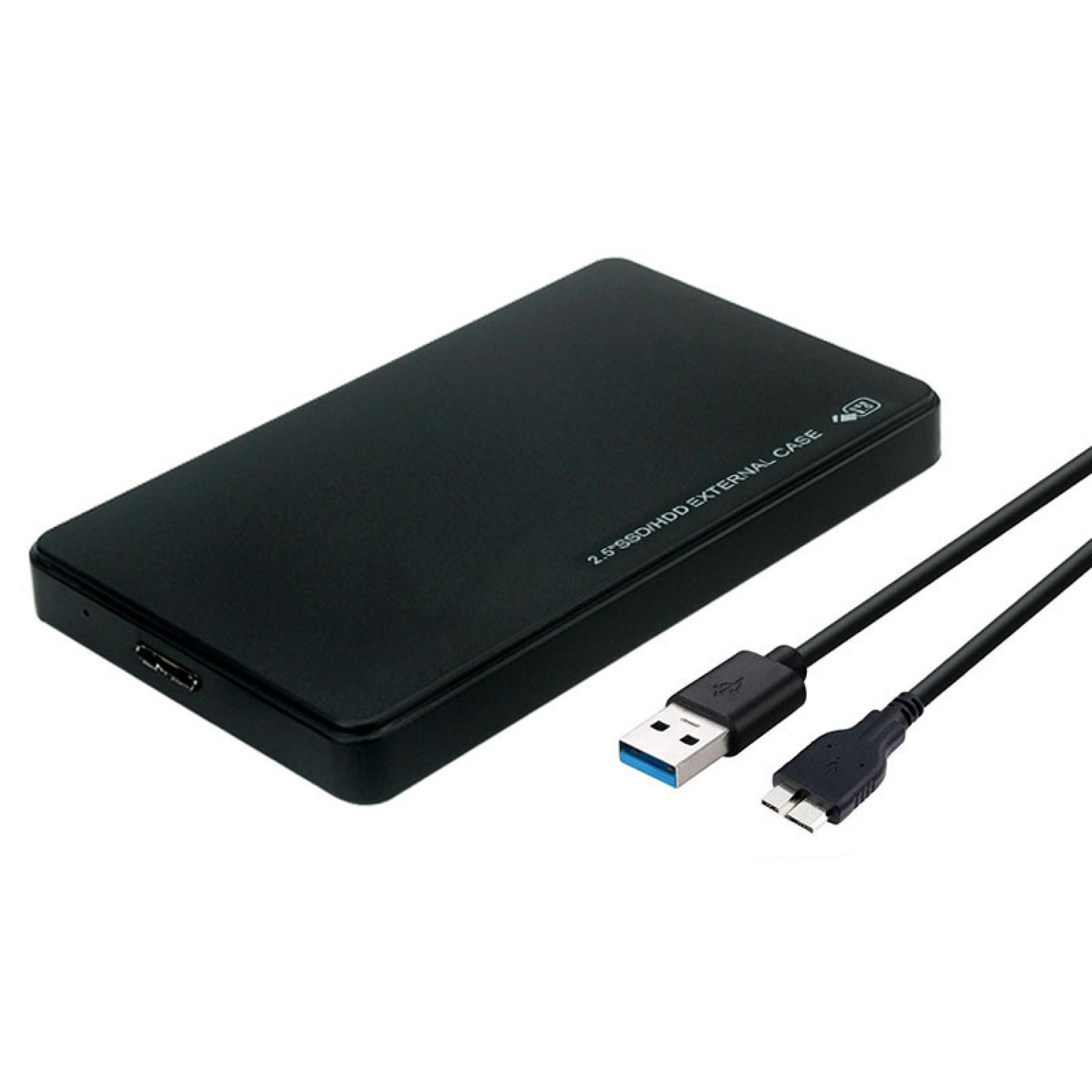 Eine schwarze externe Festplatte mit einem USB-Kabel. Die Festplatte hat Text darauf. Das Kabel hat einen USB-Anschluss.