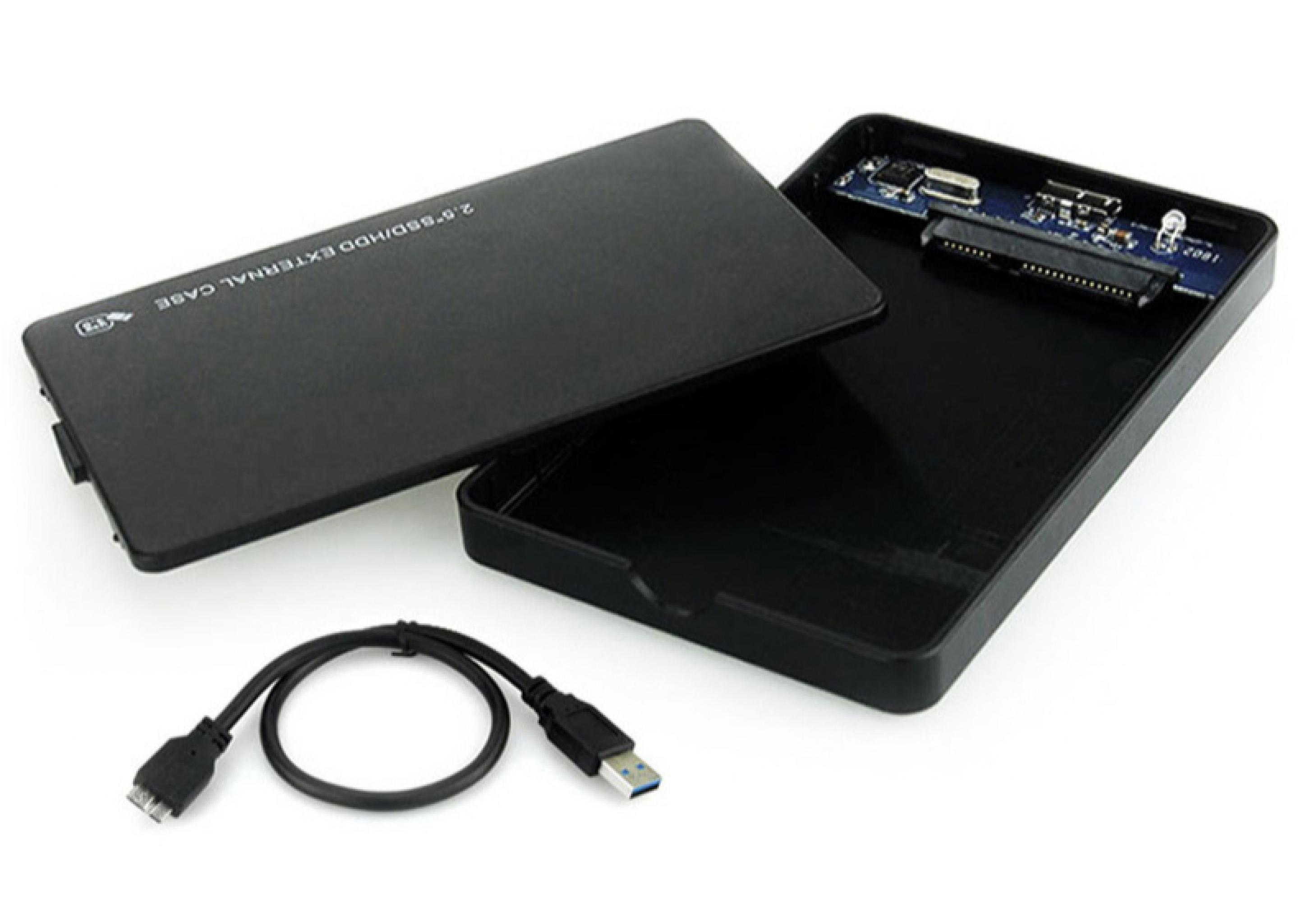 Schwarzes externes Festplattengehäuse, Deckel offen, mit USB-Kabel. Die interne Platine ist sichtbar. Weißer Hintergrund.
