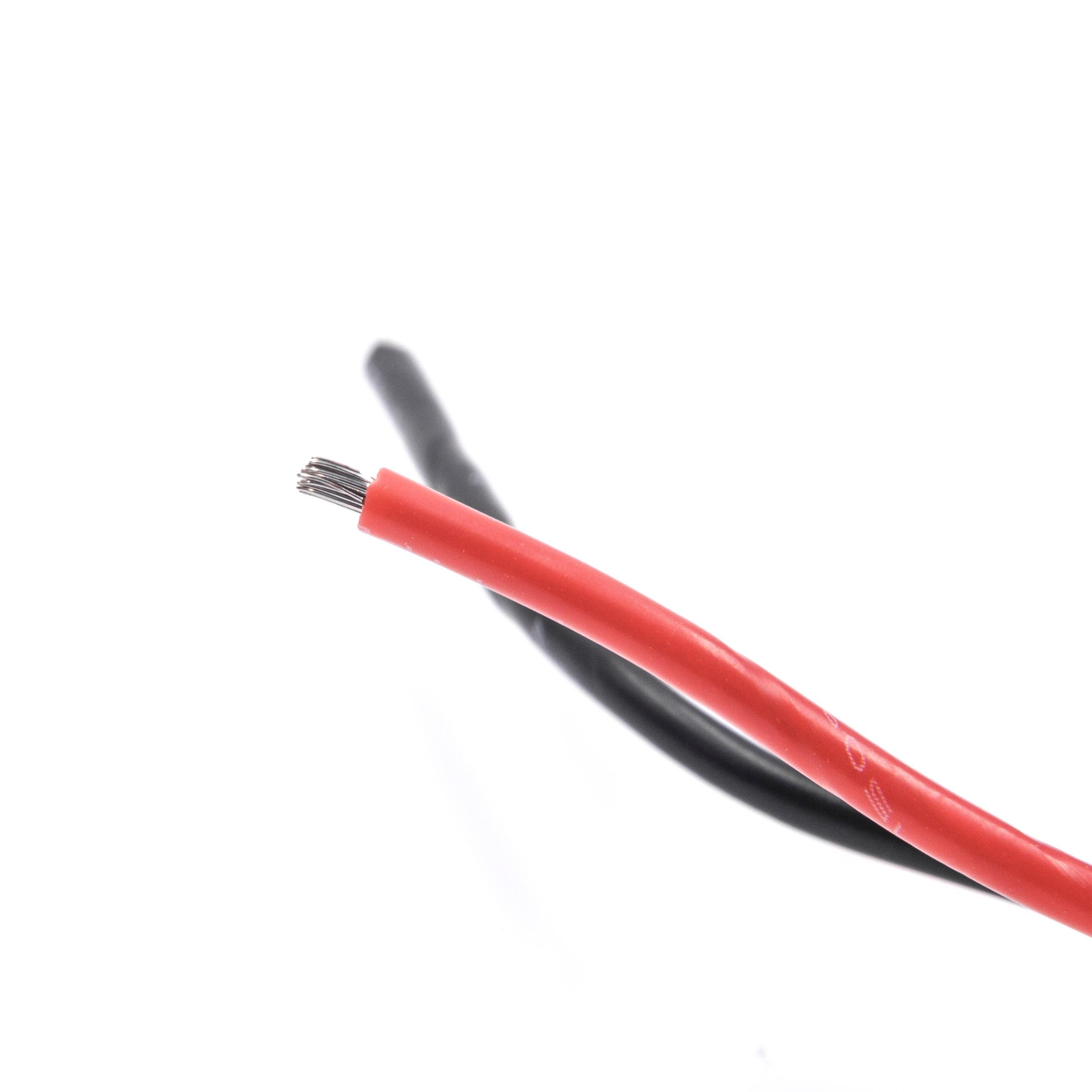 Ein rotes und schwarzes Kabel auf weißem Hintergrund. Das Ende des roten Kabels ist abisoliert.