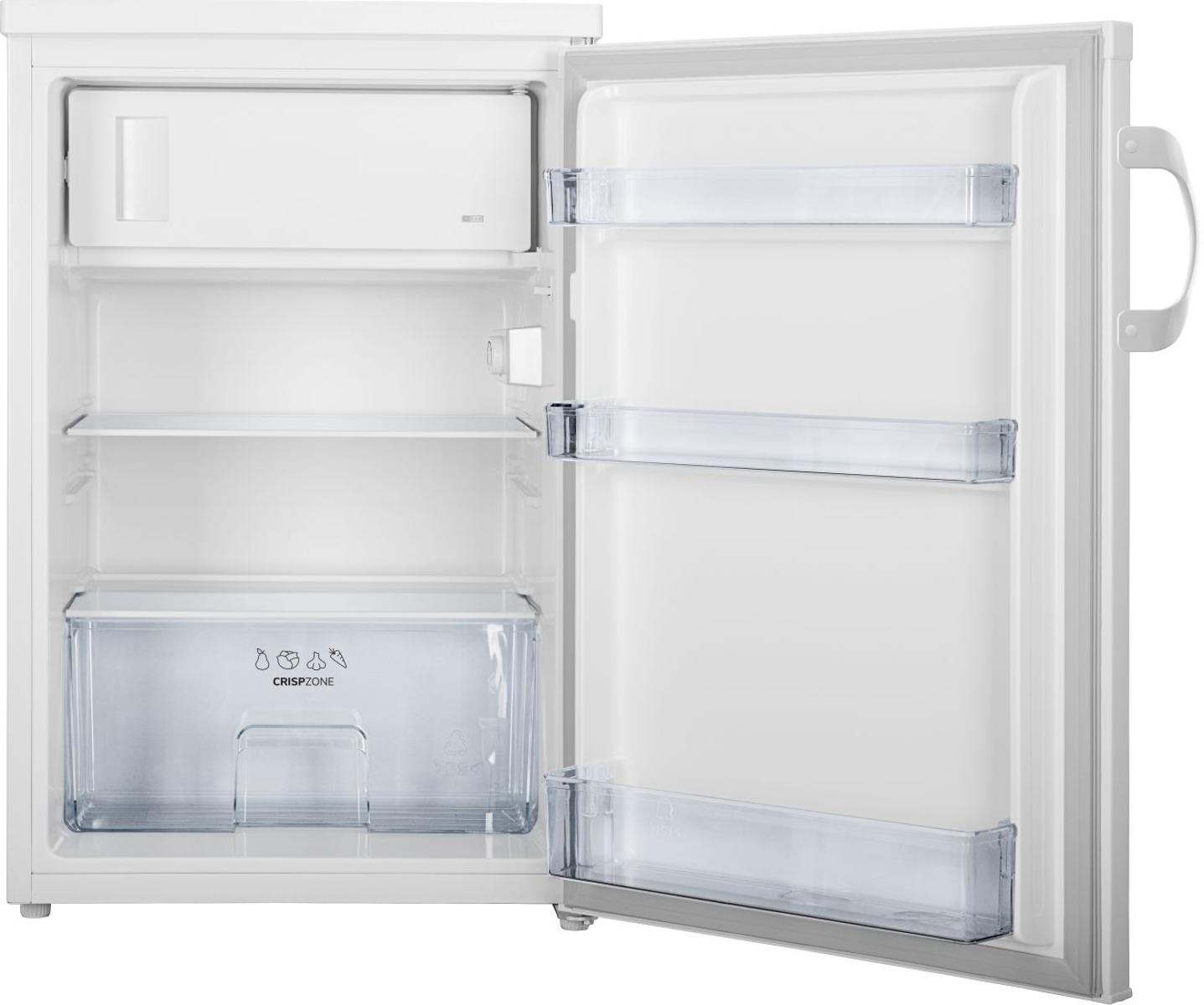 Ein weißer Kühlschrank mit offener Tür. Sichtbare Regale, eine Gemüseschublade und Türregale. Der Innenraum ist hellweiß.