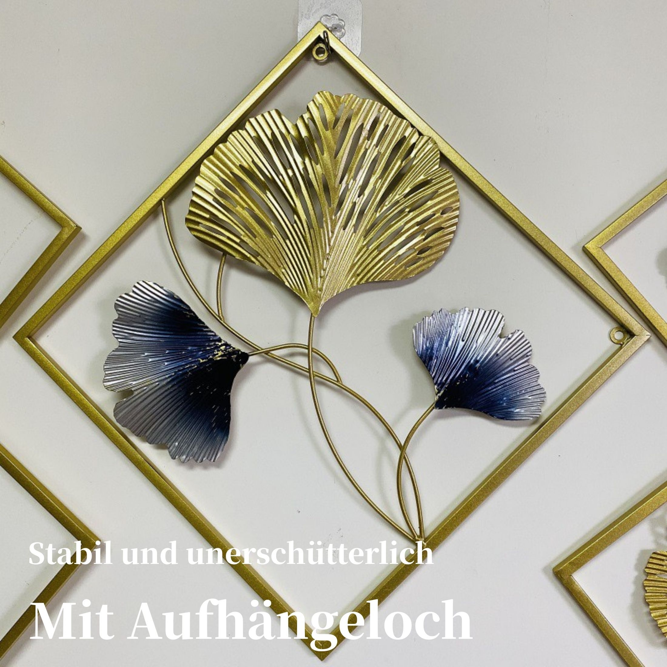 Metall-Wandkunst mit goldenen Rahmen und Blättern. Die Blätter sind gold und blau. Der Hintergrund ist weiß.
