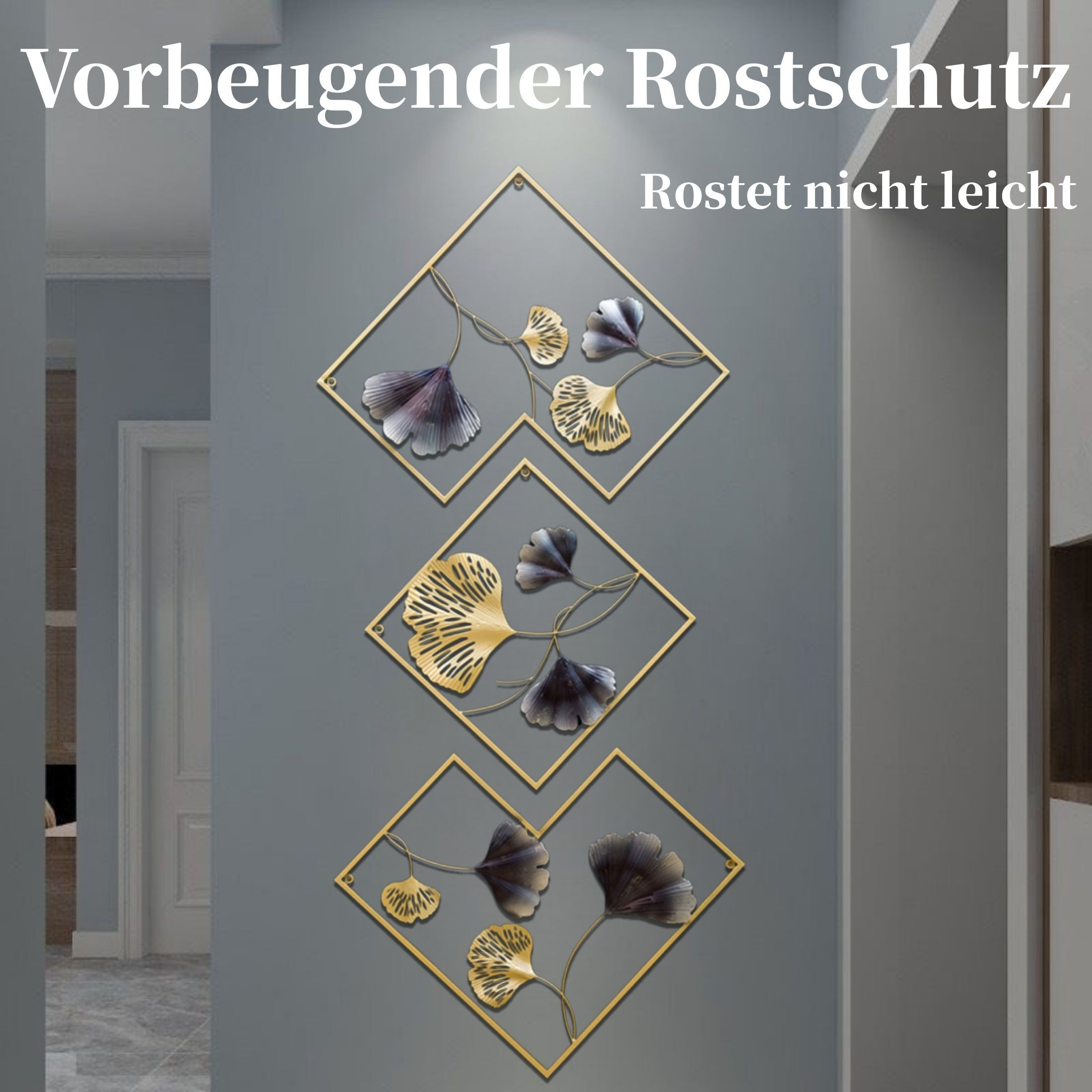 Wandkunst mit goldenen Rahmen und Metallblättern in Gold- und Blautönen. Graue Wand und weiße Tür im Hintergrund.