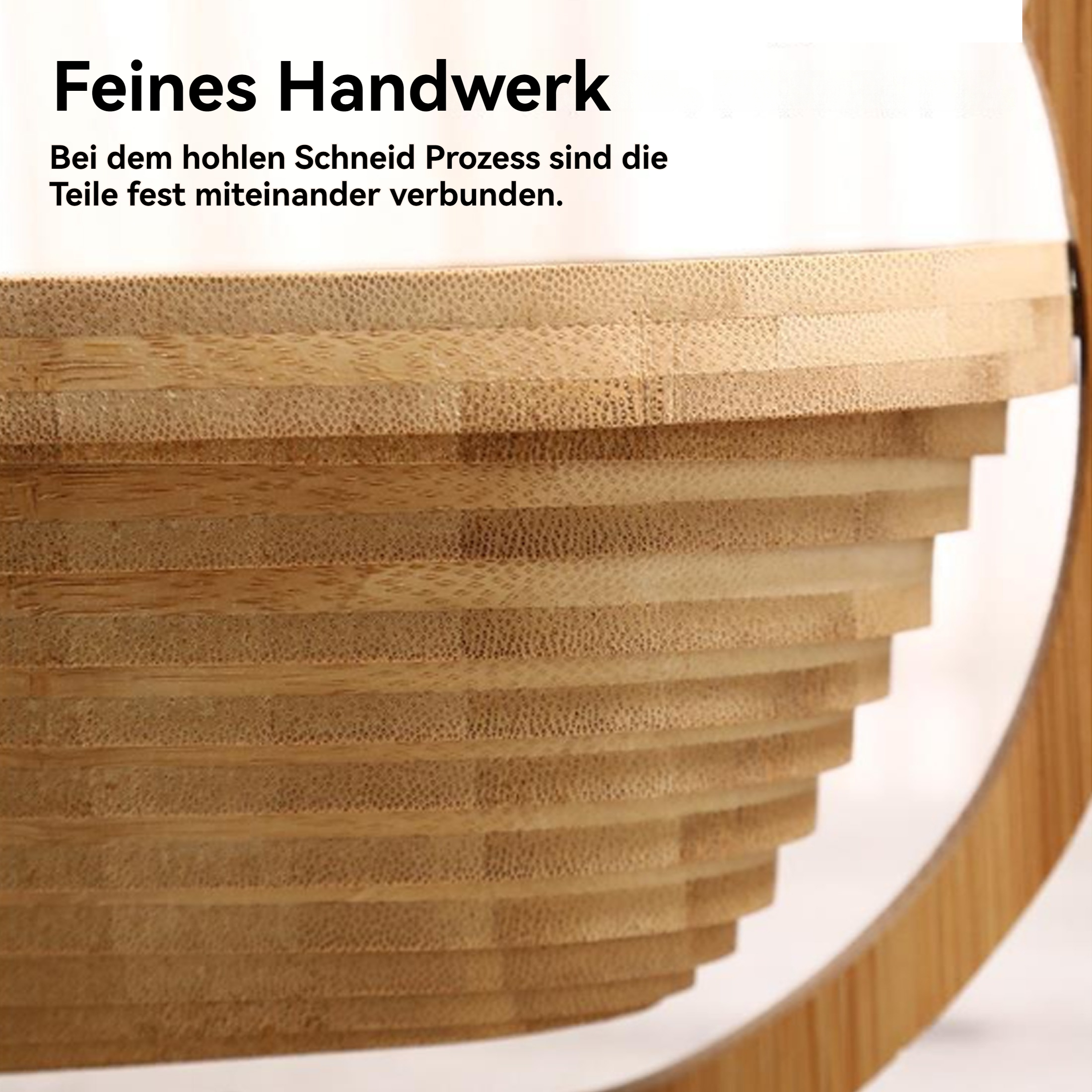 Hölzerner spiralförmiger Korb. Hergestellt aus geschichtetem Holz, mit einem gebogenen Griff an der Seite. Text auf Deutsch ist oben sichtbar.