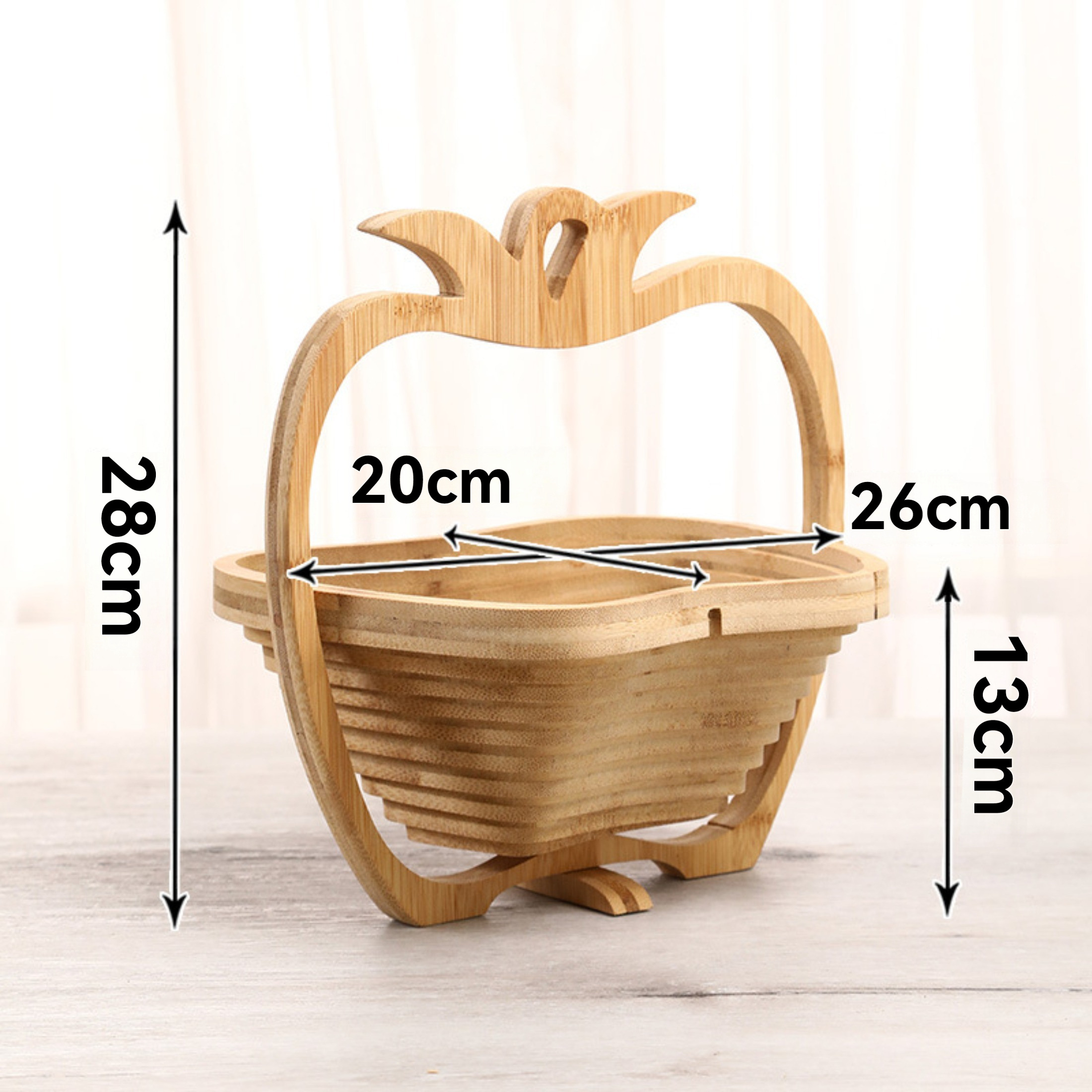 Apfelförmiger Holzkorb, 28 cm hoch, 20 cm breit, 26 cm lang. Er hat einen Griff und steht auf einer hellen Holzoberfläche.