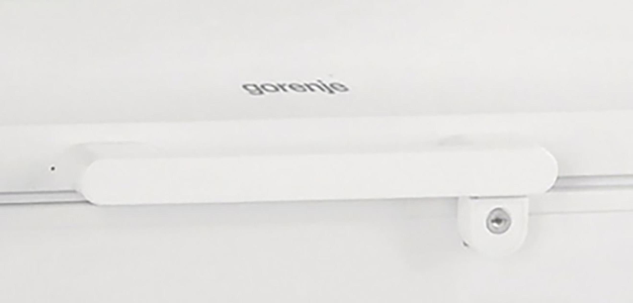 Ein weißer Kühlschrankgriff mit dem Markennamen 'gorenje' oben.