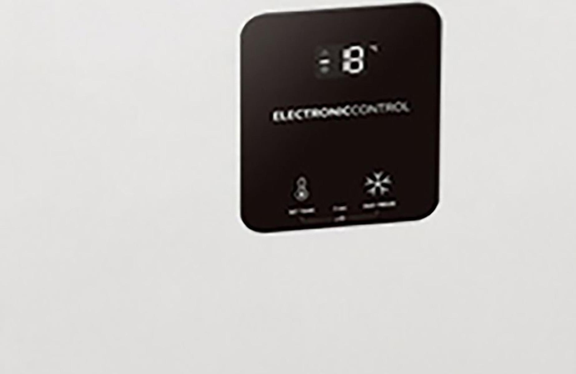 Schwarzes Bedienfeld zeigt 8 Grad an. Text lautet 'ELECTRONICCONTROL'. Symbole für Temperatur und Schneeflocke sind vorhanden.