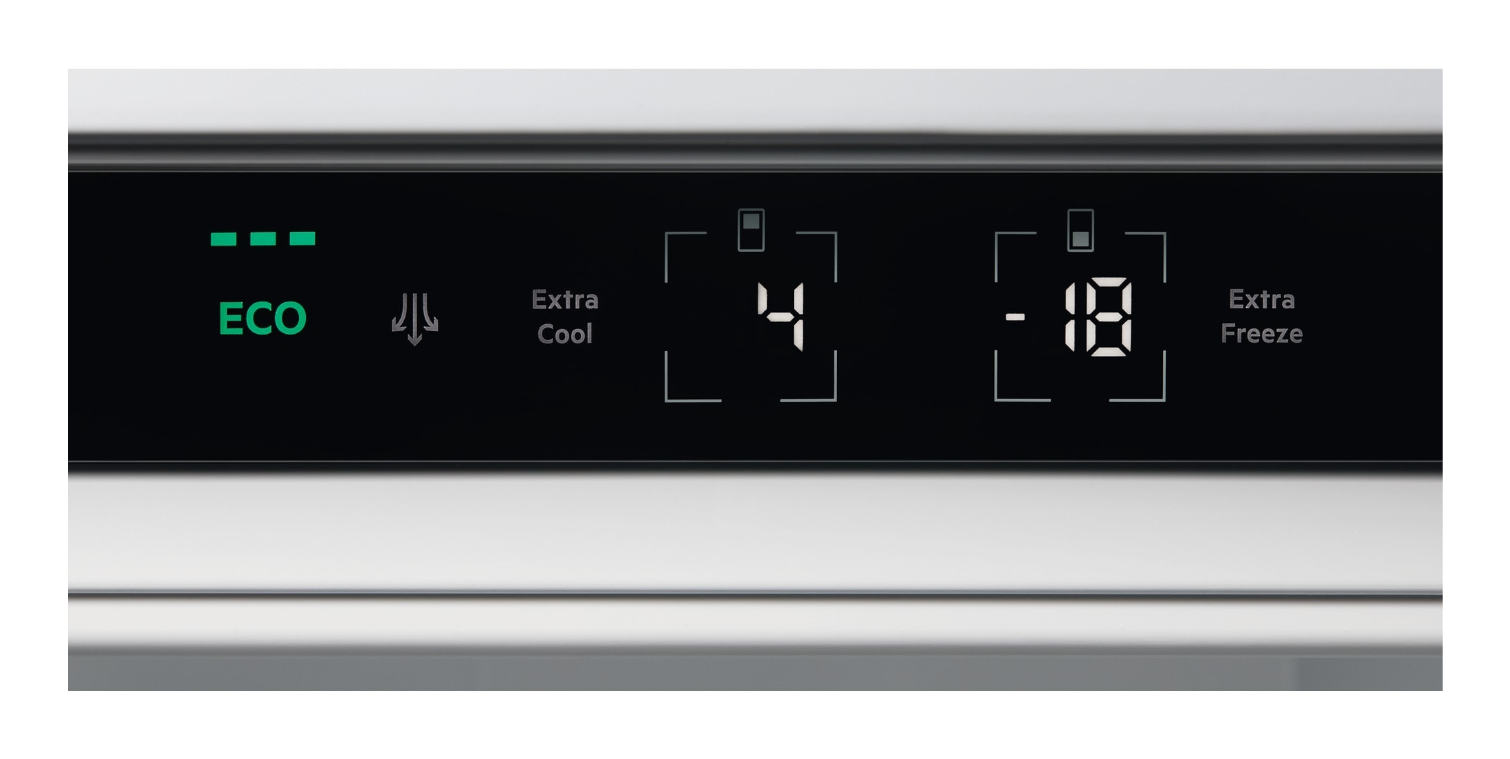 Panel de control del refrigerador. Muestra: ECO, Extra Cool (4°C) y Extra Freeze (-18°C). El panel es negro con pantallas digitales blancas.