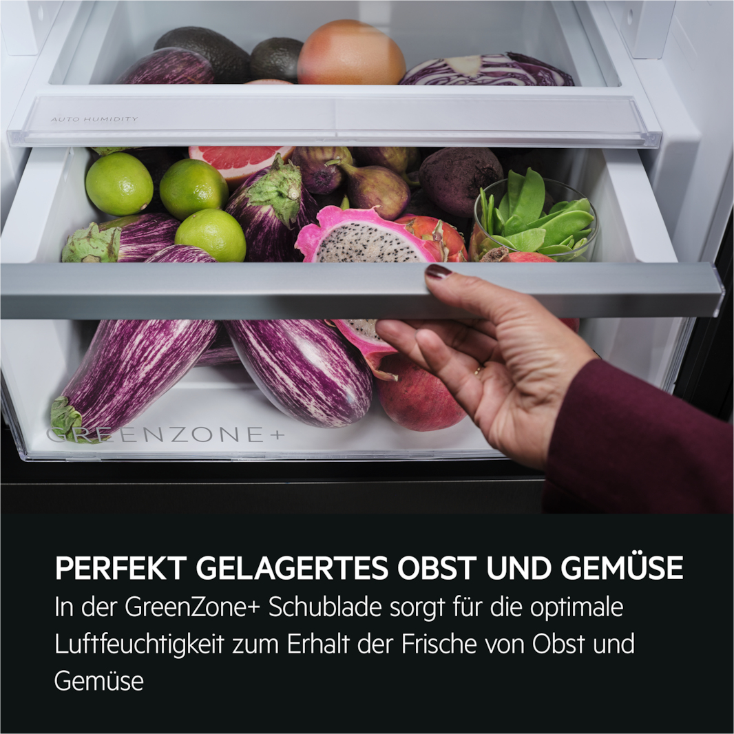 Eine Kühlschublade mit frischen Produkten: Auberginen, Limetten, Drachenfrucht und andere Früchte und Gemüse.