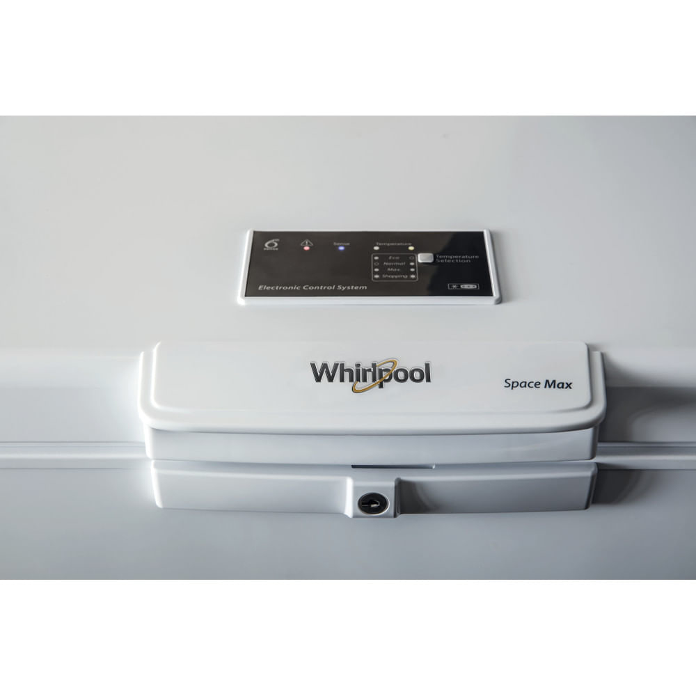Un congelatore Whirlpool bianco con un pannello di controllo. Il pannello mostra le impostazioni della temperatura e il logo del marchio Space Max è visibile.