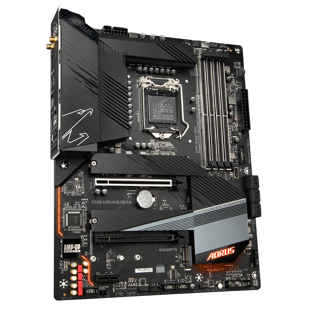 Ein schwarzes AORUS Z590 AORUS ELITE AX Motherboard. Zu den Merkmalen gehören Steckplätze für RAM, ein CPU-Sockel und verschiedene Anschlüsse. Das AORUS-Logo ist sichtbar.