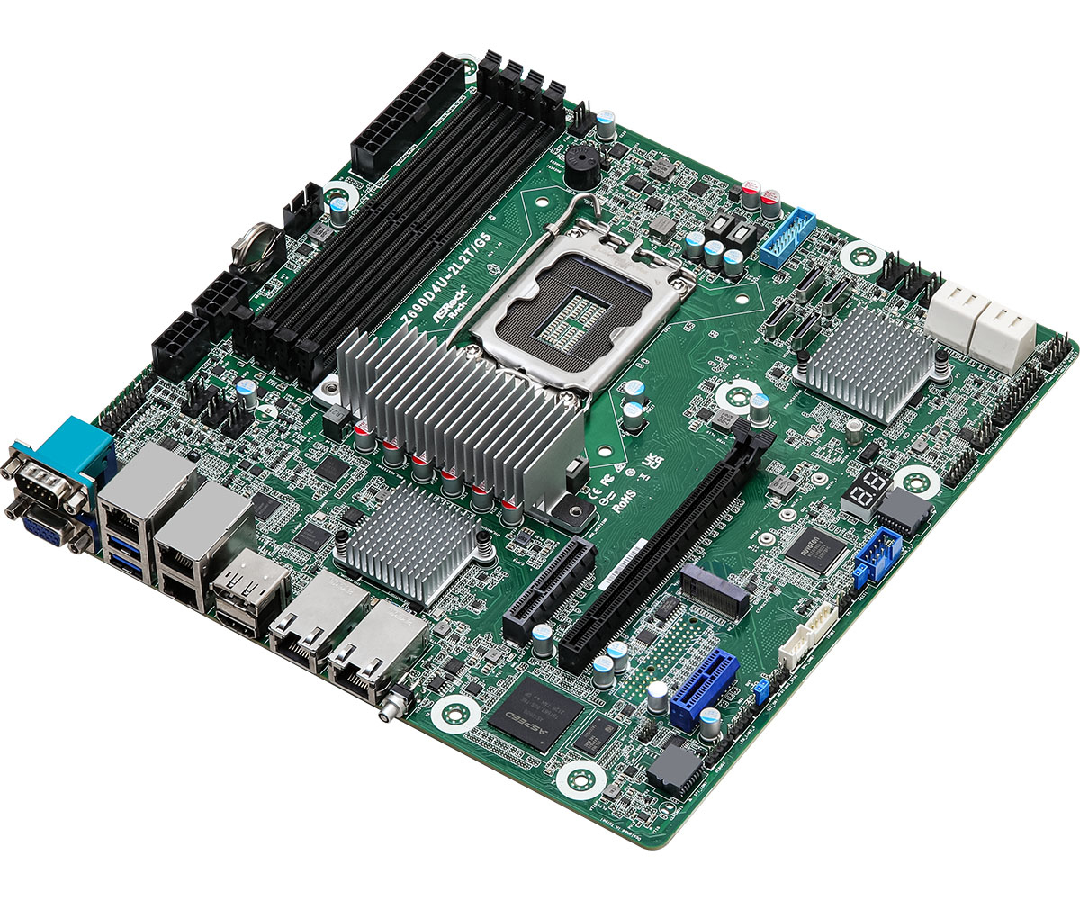 Scheda a circuito verde con vari componenti, tra cui chip, connettori e un dissipatore di calore. La scheda è su sfondo bianco.
