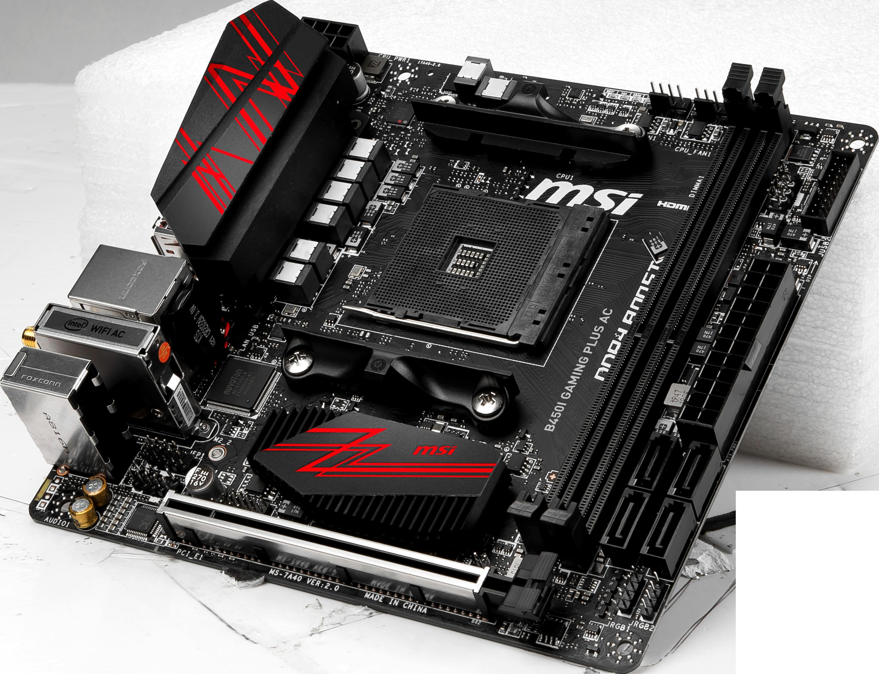 Ein schwarzes MSI B450I Gaming Plus AC-Motherboard mit roten Akzenten. Enthält CPU, RAM-Steckplätze und Anschlüsse.