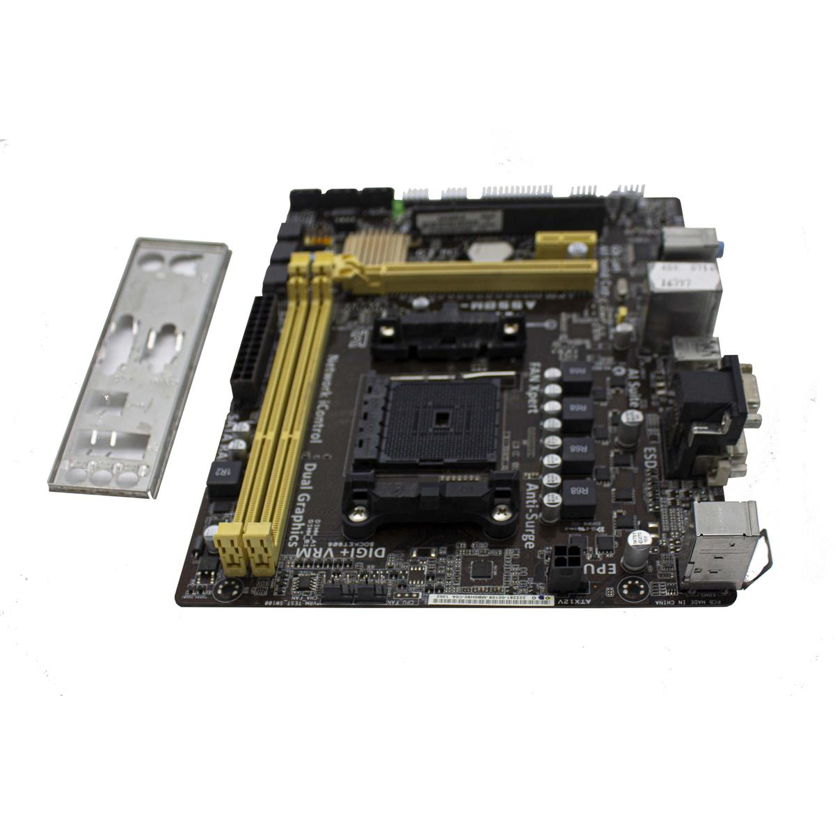Una scheda madre con componenti dorati e neri e uno scudo I/O argentato su sfondo bianco. È un componente hardware per computer.