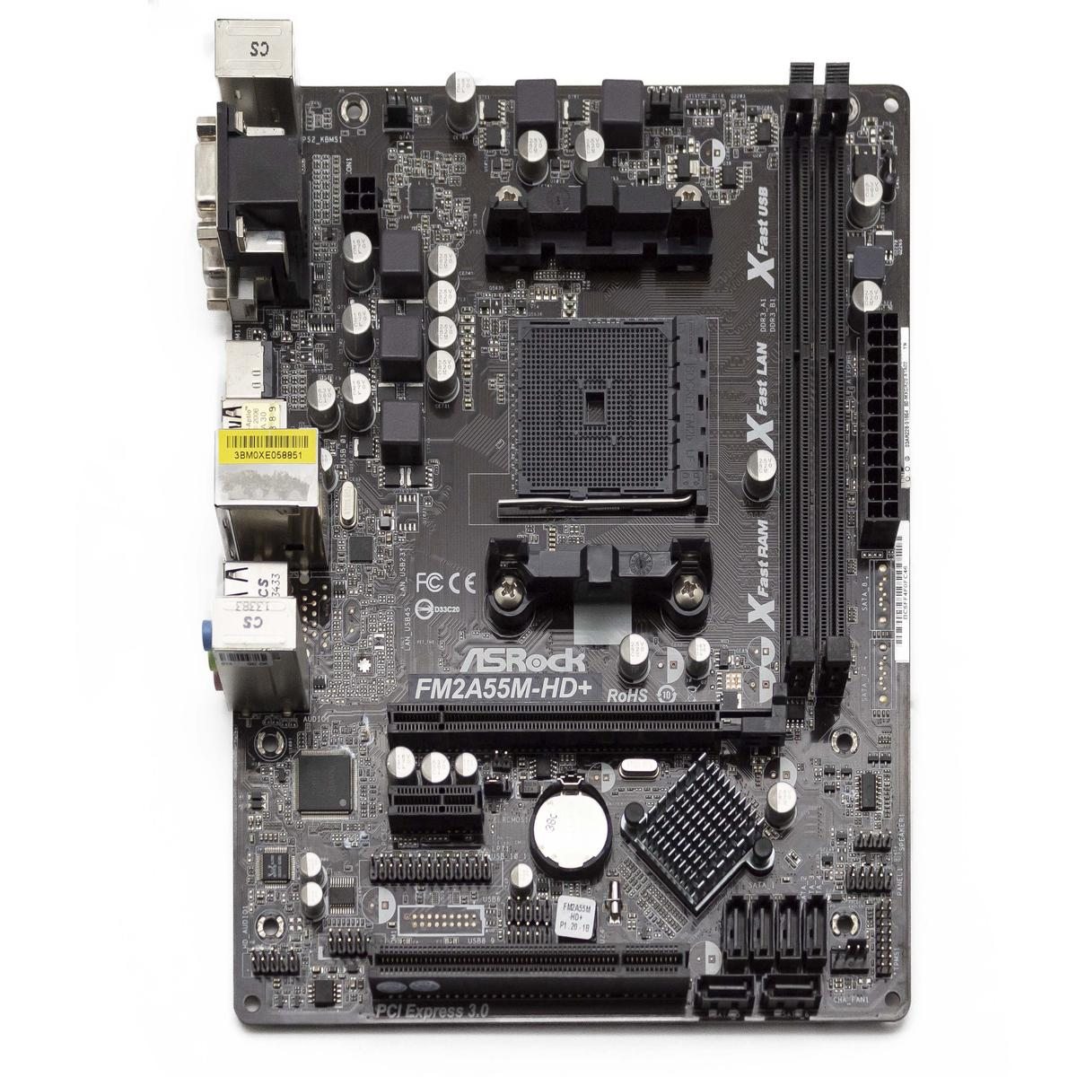 Una scheda madre per computer nera con vari componenti, tra cui chip, connettori e un dissipatore di calore, su sfondo bianco.