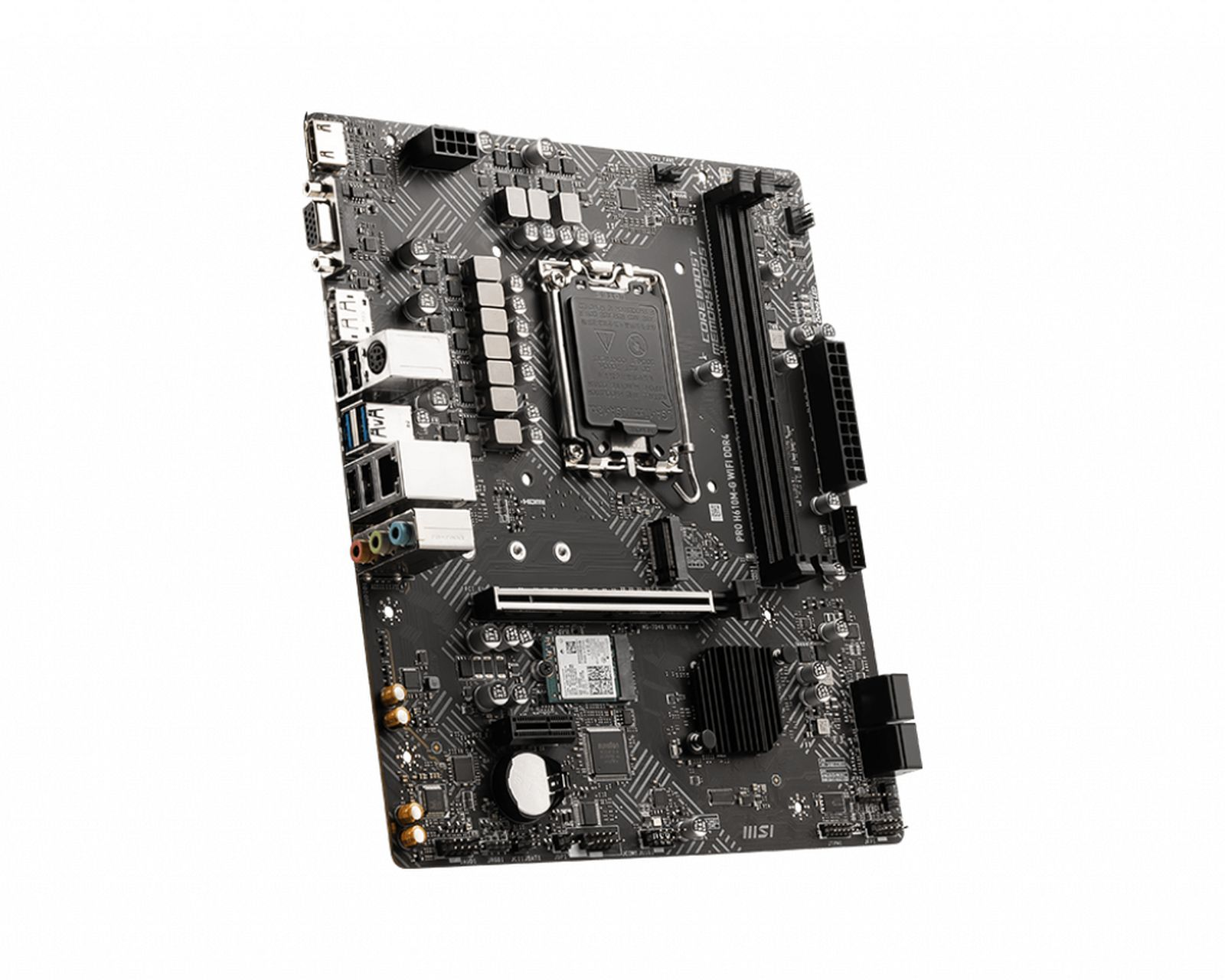 Una scheda madre per computer nera. Ha vari componenti come slot, porte e un socket CPU. Su sfondo bianco.
