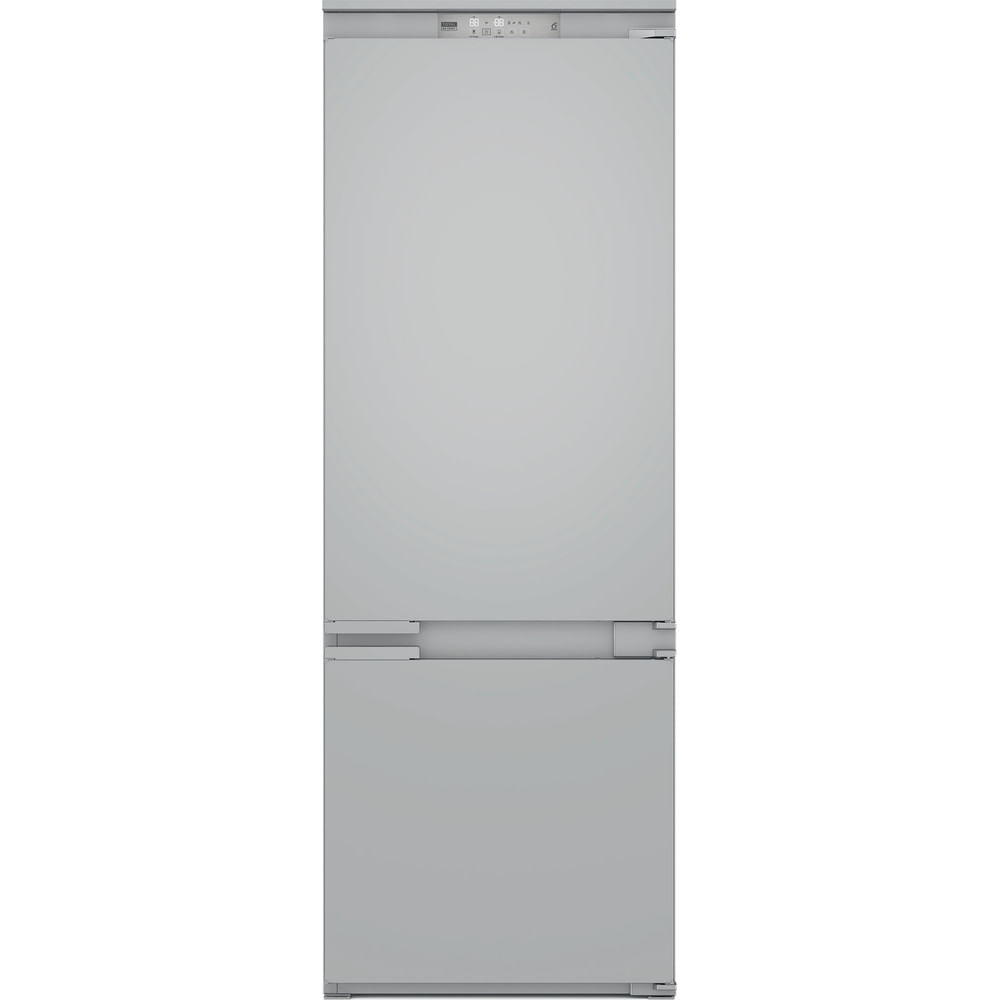 Un frigorifero grigio chiaro con due porte. La porta superiore ha un pannello di controllo. La porta inferiore ha una maniglia.