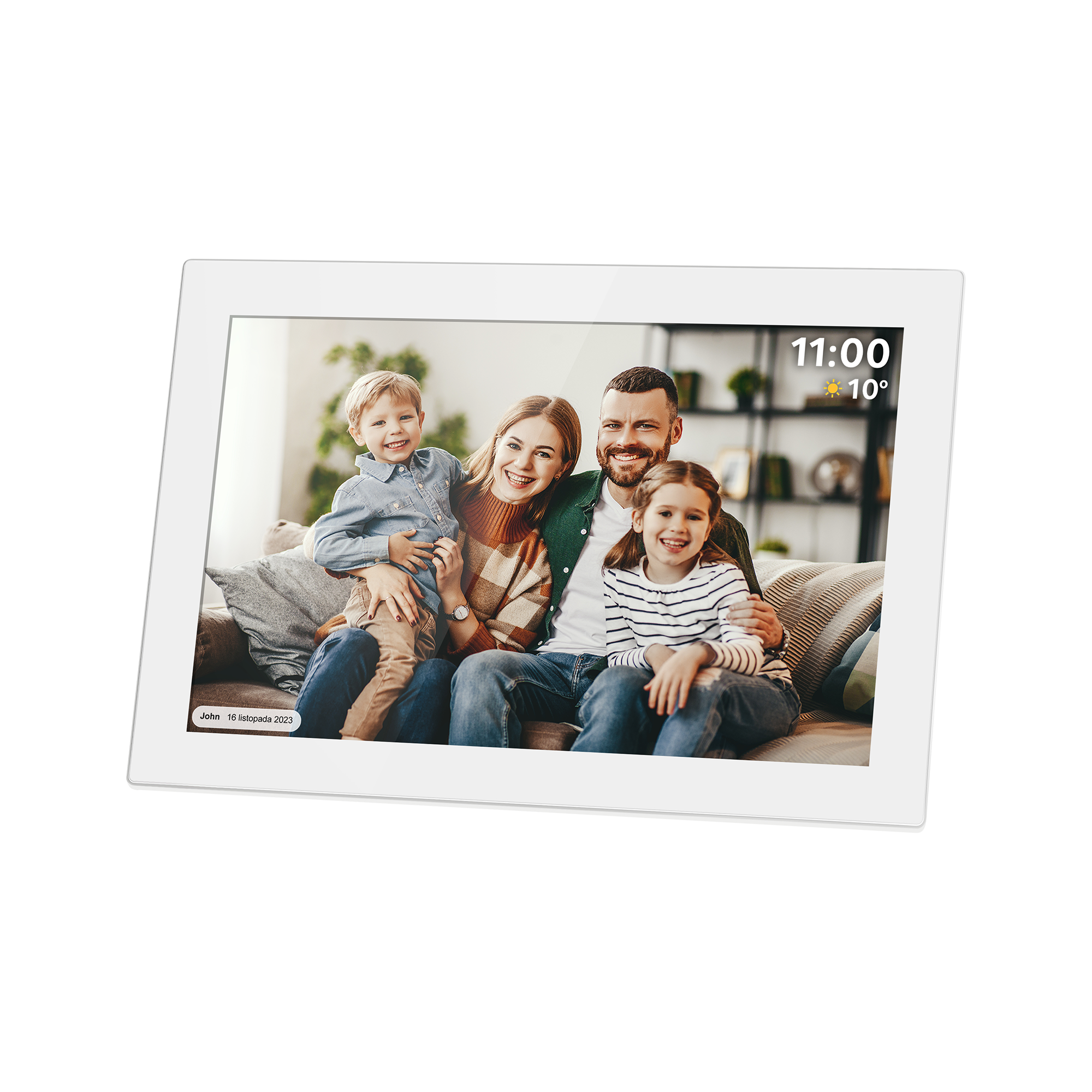 Czteroosobowa rodzina uśmiecha się do zdjęcia. Czas i data są wyświetlane na ekranie. Zdjęcie jest w białej cyfrowej ramce.