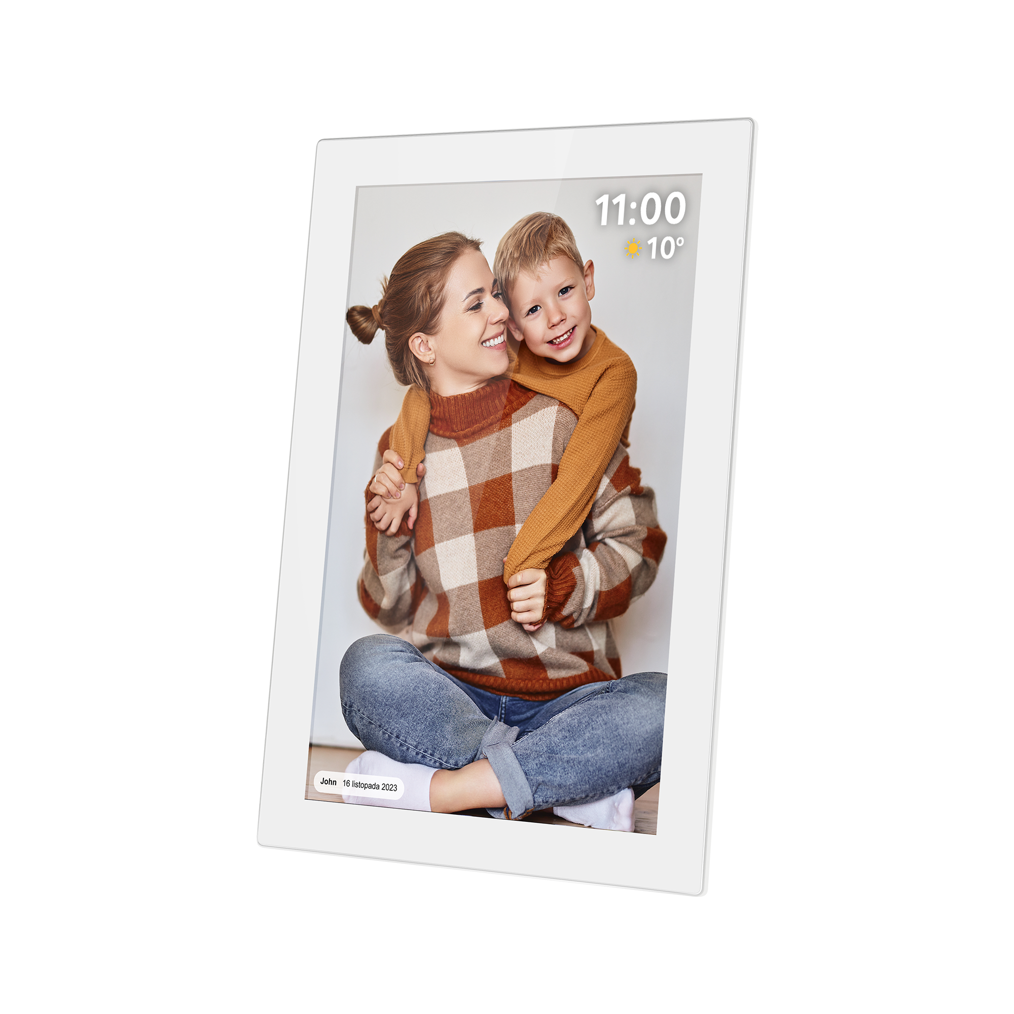 Kobieta i dziecko w swetrach obejmują się na cyfrowej ramce na zdjęcia. Wyświetlana jest godzina i temperatura.