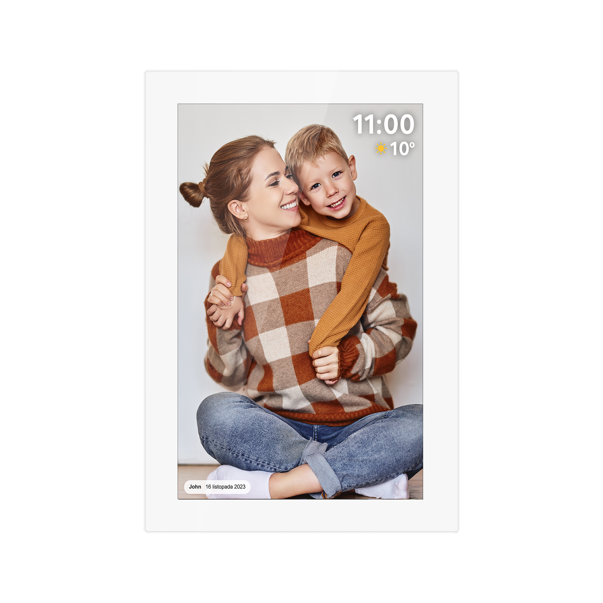 Kobieta i chłopiec obejmują się i uśmiechają. Mają na sobie swetry. Na ekranie wyświetlana jest godzina i temperatura.