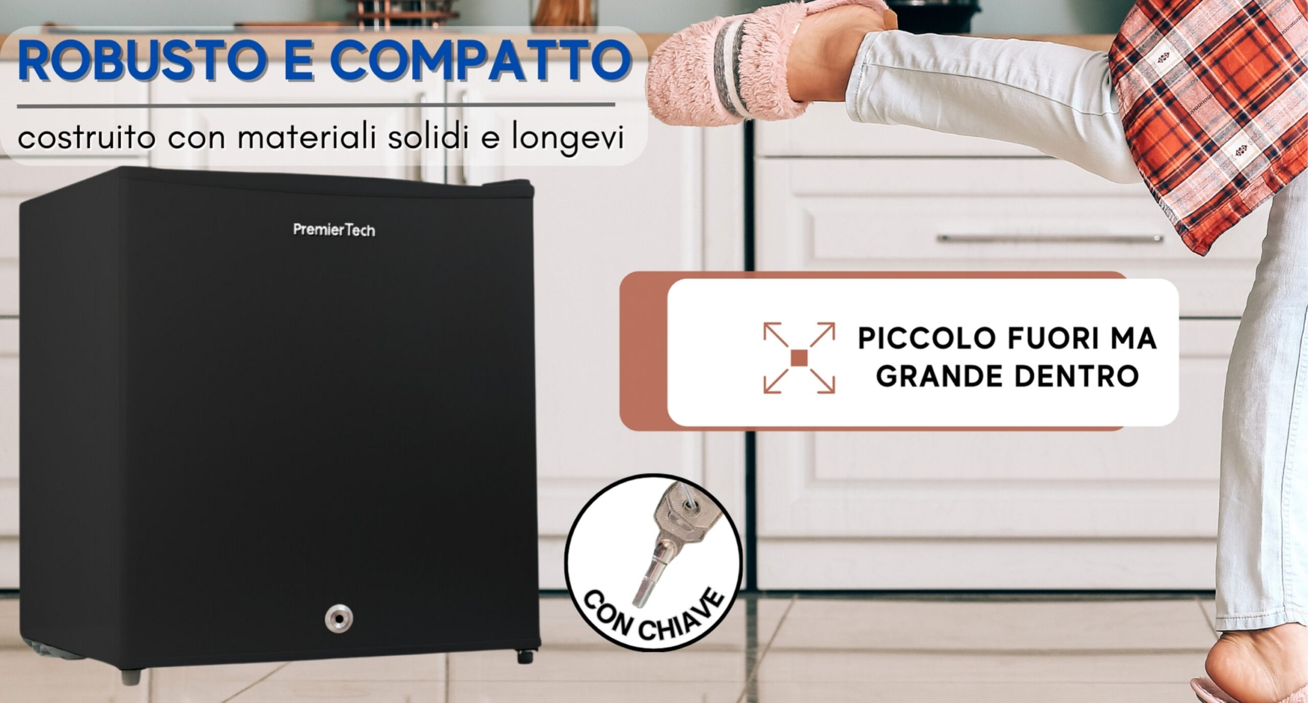 Mini frigo nero con testo. Una persona con camicia a scacchi e pantofole è sulla destra. Chiave inclusa.