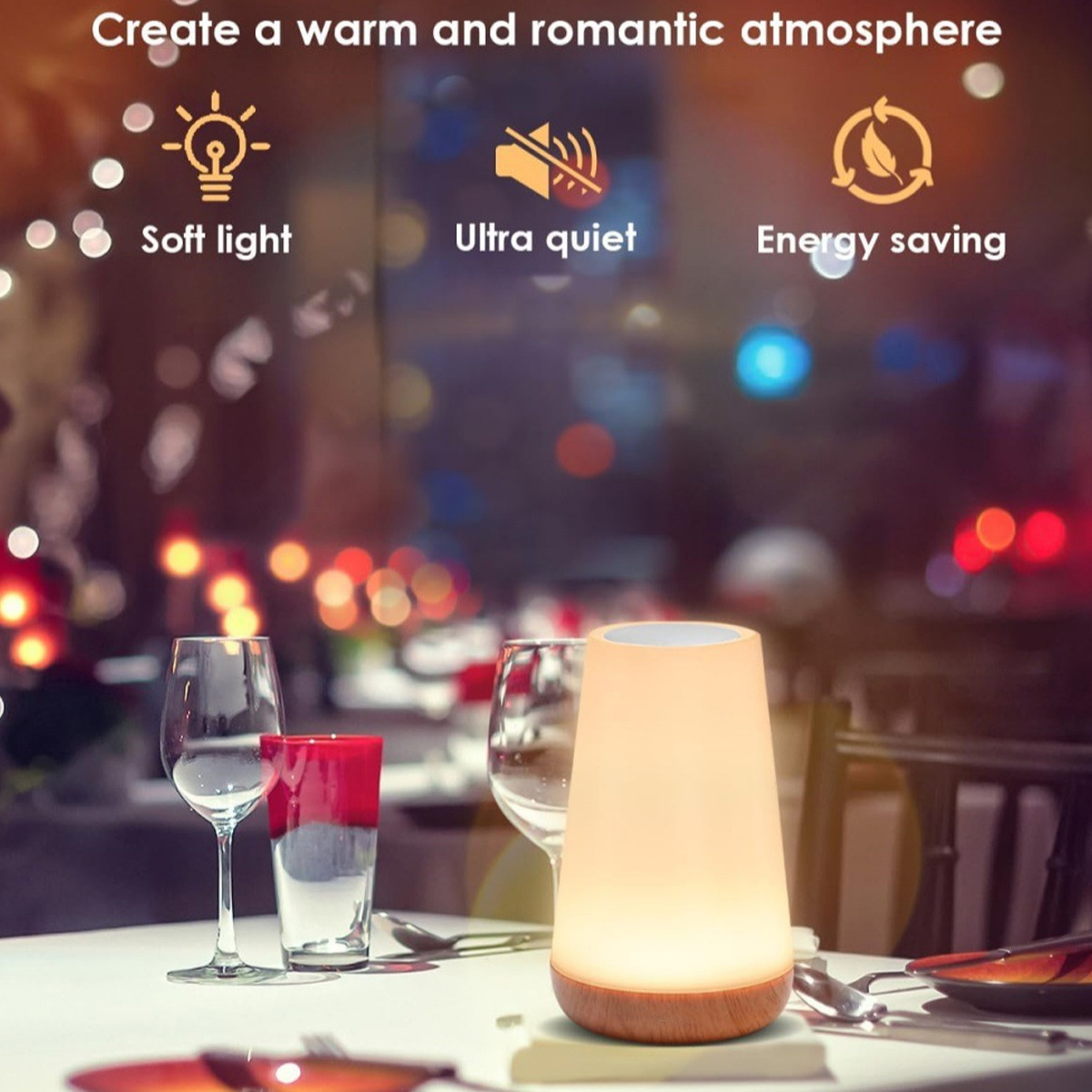 Una lampada a luce soffusa su un tavolo con bicchieri e una tazza rossa, creando un'atmosfera romantica. Lo sfondo mostra luci bokeh.