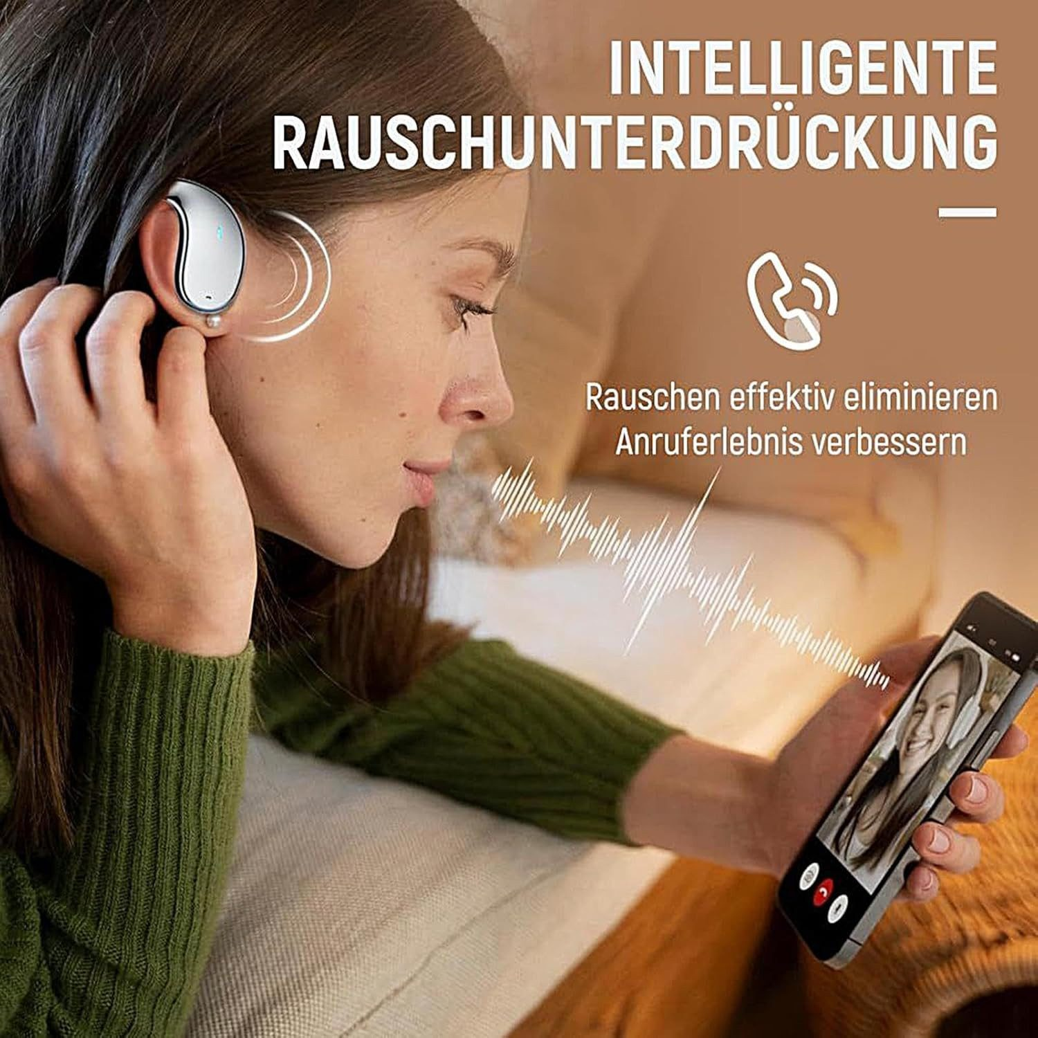 Eine Frau hält ein Telefon mit einem Videoanruf. Sie trägt ein Hörgerät. Text: 'Intelligente Rauschunterdrückung'.