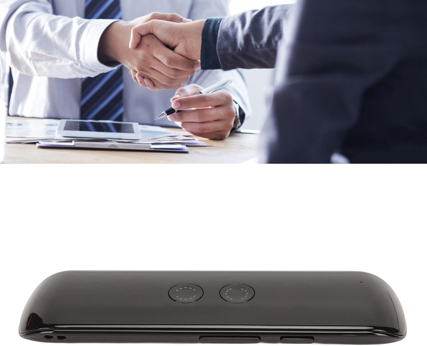 Zwei Personen geben sich die Hand. Ein Geschäftstreffen findet statt. Ein Tablet und Papiere liegen auf dem Tisch. Ein schwarzes Gerät wird gezeigt.
