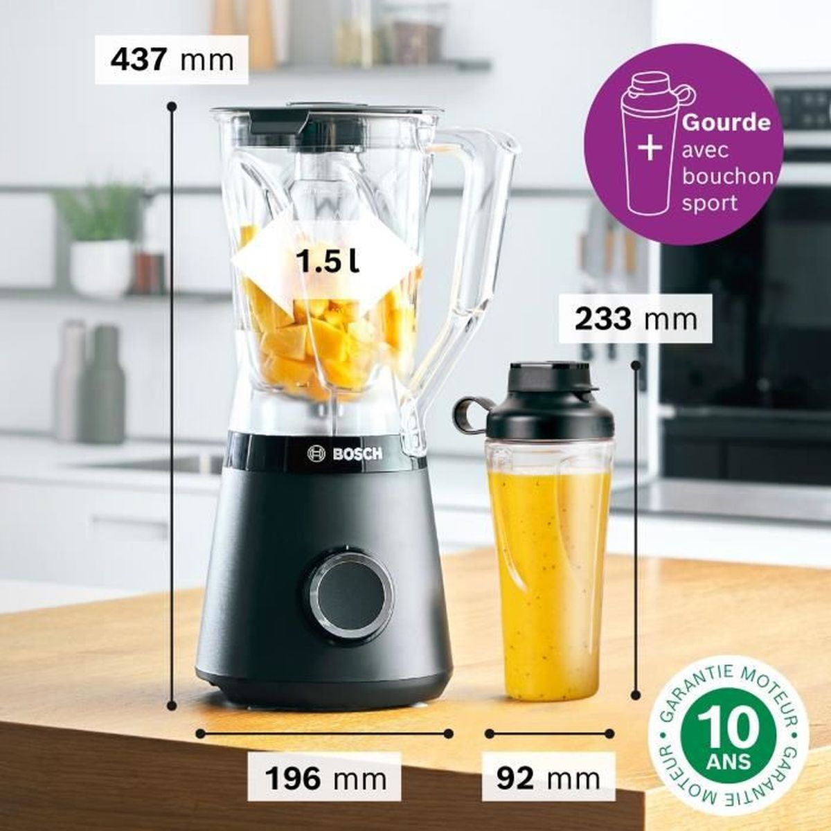 Un frullatore nero con un contenitore trasparente pieno di frutta gialla, accanto a una borraccia sportiva con liquido giallo. Le dimensioni sono visualizzate.