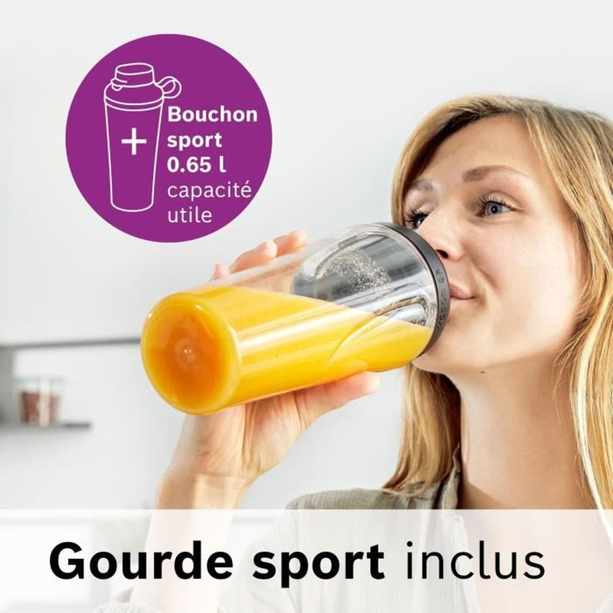 Una donna beve succo d'arancia da una borraccia sportiva. Un cerchio viola con dettagli della bottiglia, testo e informazioni sulla capacità è mostrato.