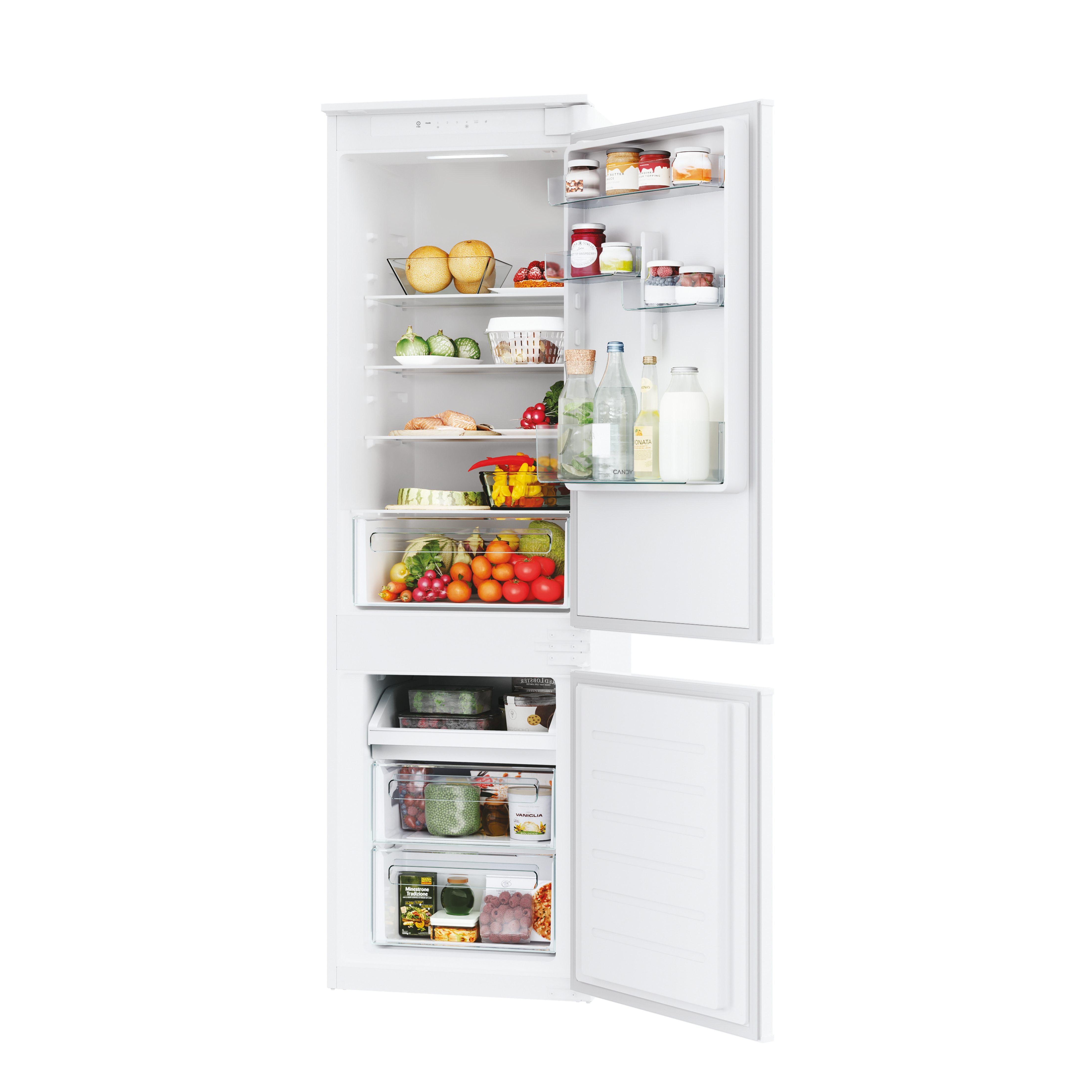 Un frigorifero bianco è aperto, rivelando ripiani con generi alimentari come frutta, verdura e vasetti. Anche la porta del congelatore è aperta.