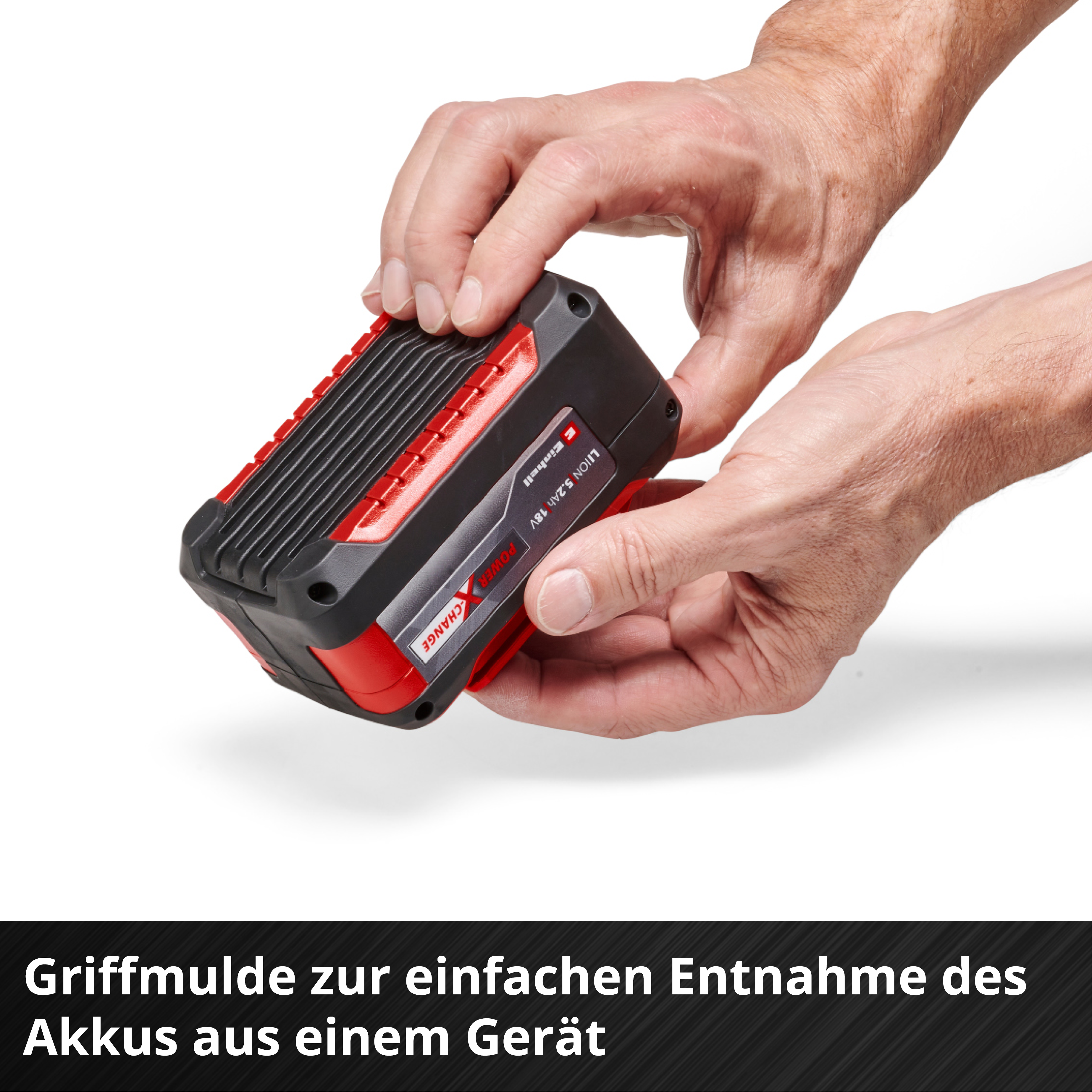 Hände halten einen rot-schwarzen Akku. Der Akku hat eine schwarze Oberseite mit roten Akzenten.