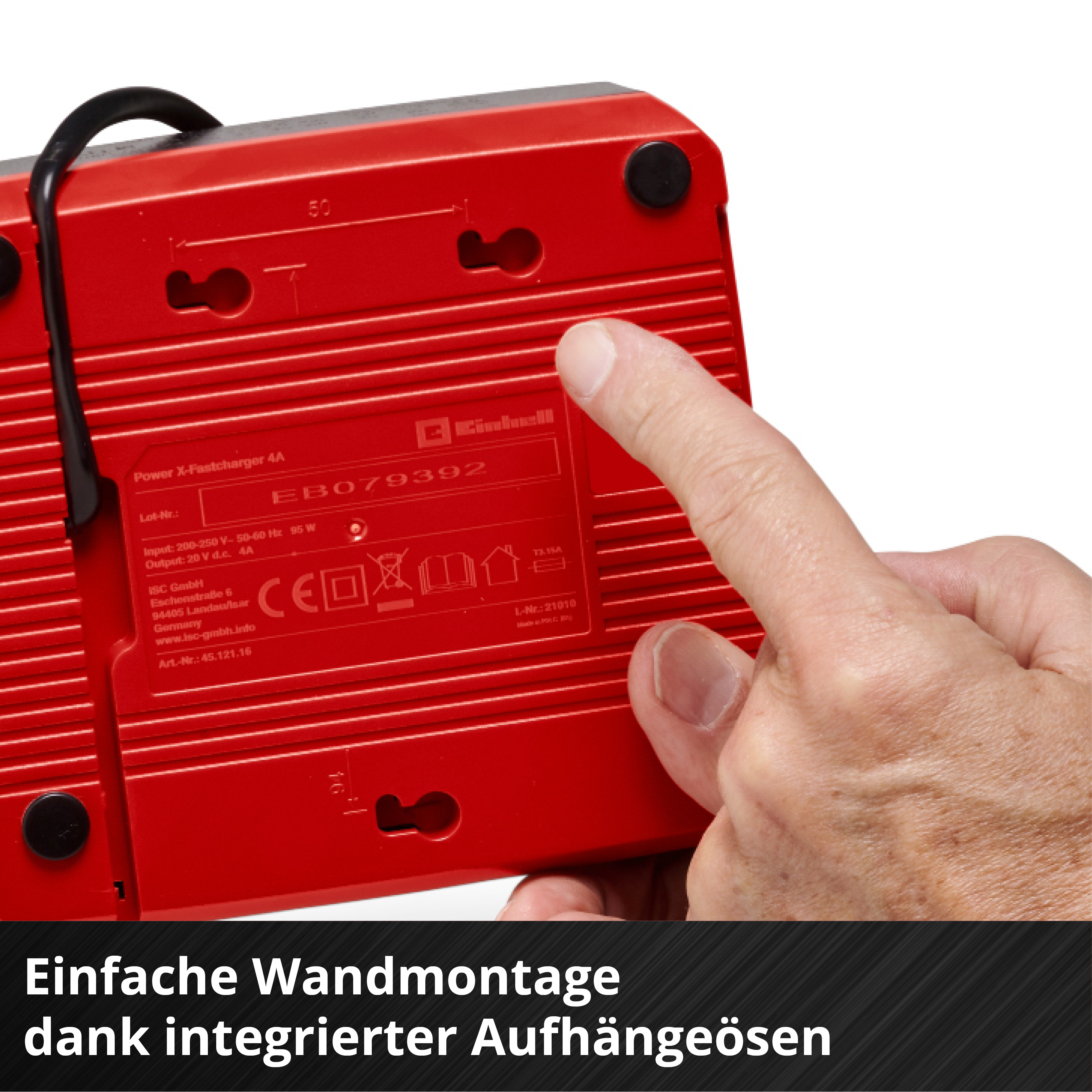 Rotes Ladegerät mit schwarzem Kabel. Ein Finger berührt das Ladegerät. Text lautet 'Einfache Wandmontage dank integrierter Aufhängeösen'.