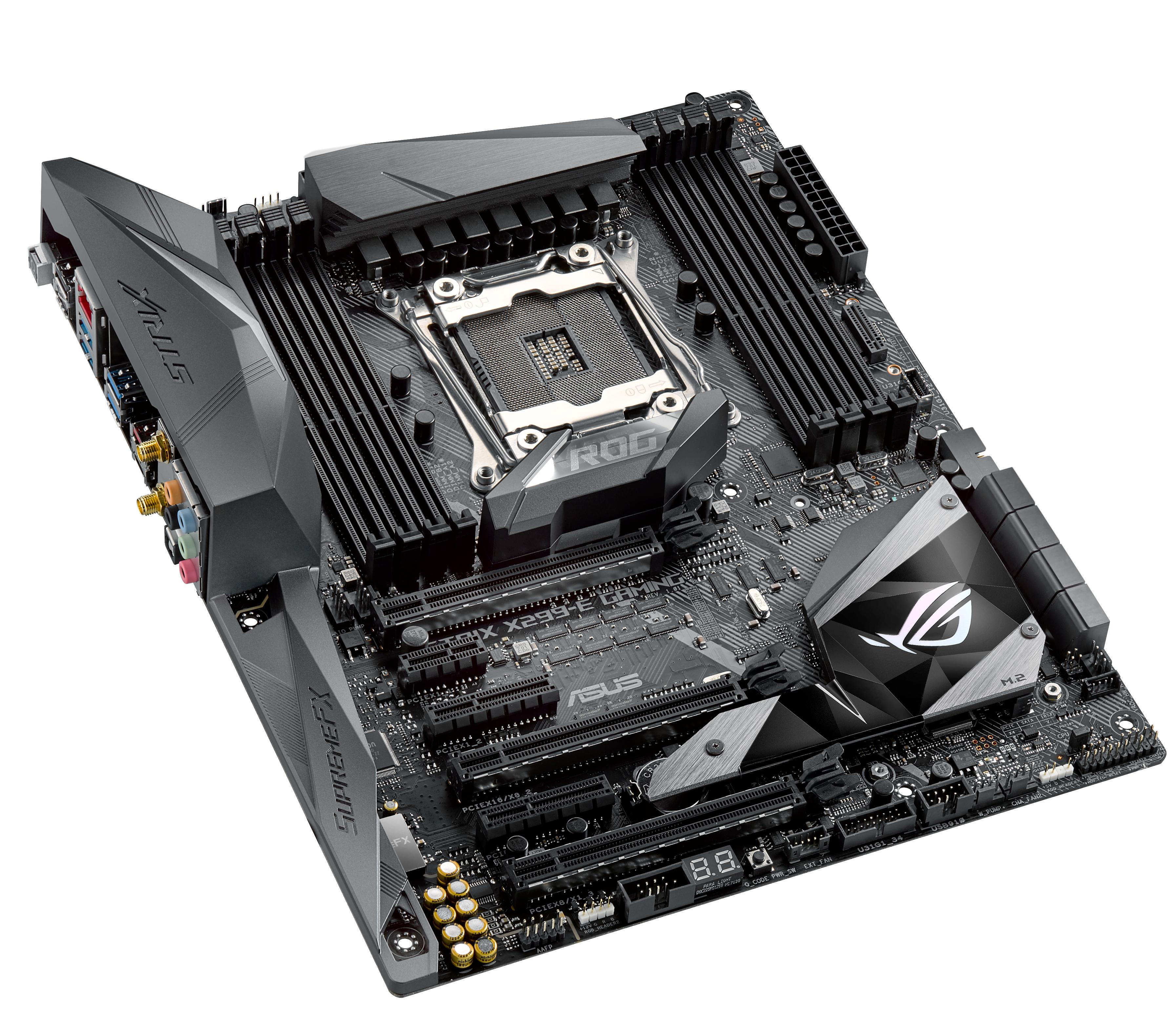 Una scheda madre per computer nera e grigia con varie porte, slot e il logo ROG.