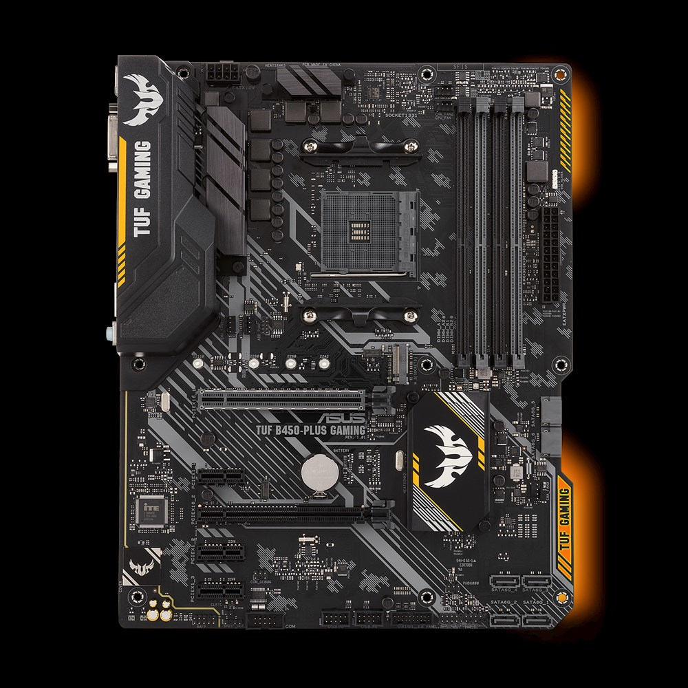 Ein schwarzes und graues ASUS TUF B450-PLUS GAMING Motherboard mit gelben Akzenten. Komponenten und Logos sind sichtbar. Der Hintergrund ist schwarz.