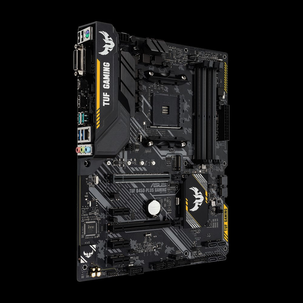 Ein schwarzes ASUS TUF B450-PLUS GAMING-Motherboard mit gelben Akzenten. Verfügt über mehrere Anschlüsse, Steckplätze und das TUF GAMING-Logo.