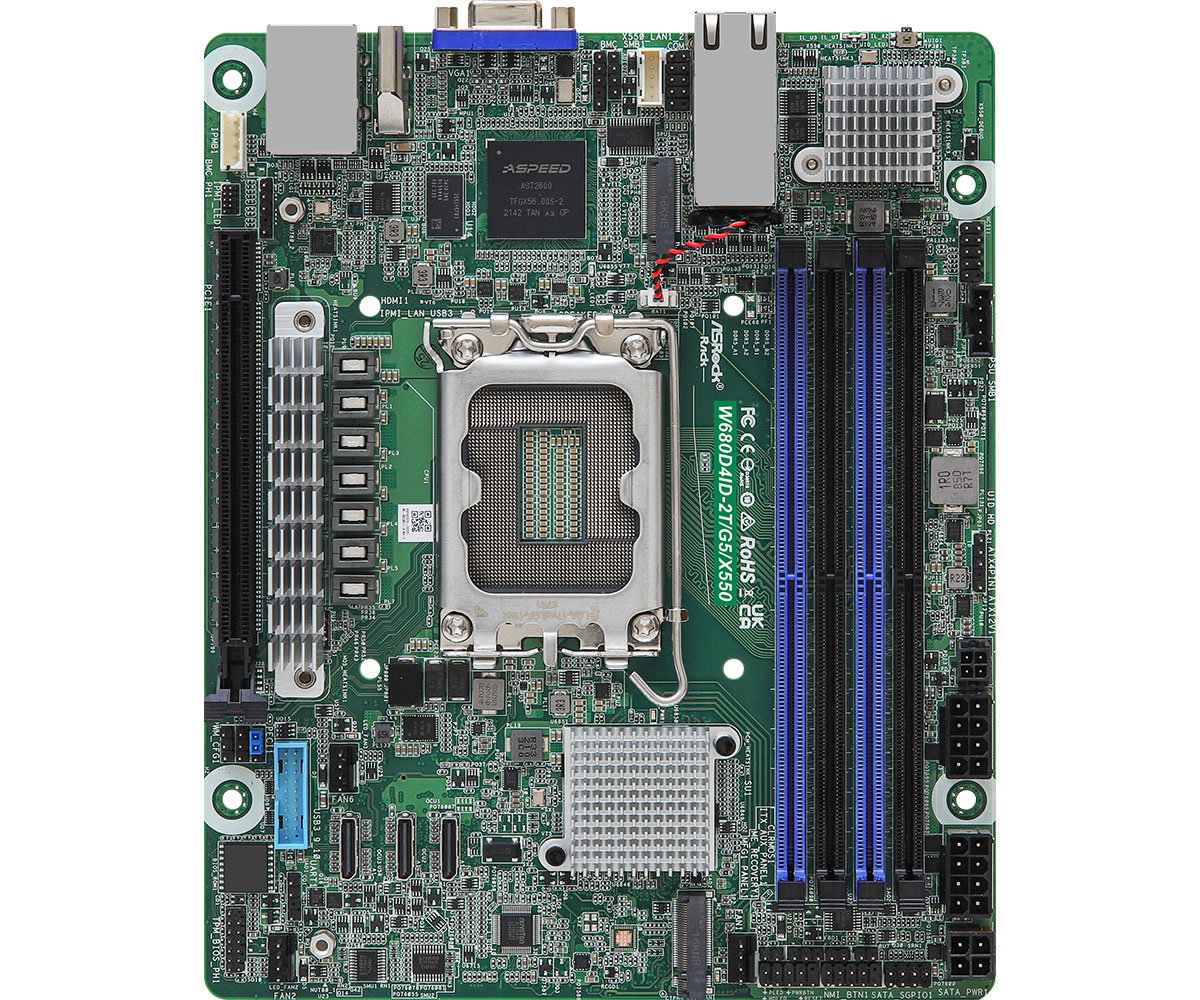 Scheda circuitale verde con più componenti: chip, porte e slot. Slot RAM blu e neri visibili. Dissipatori di calore in metallo presenti.