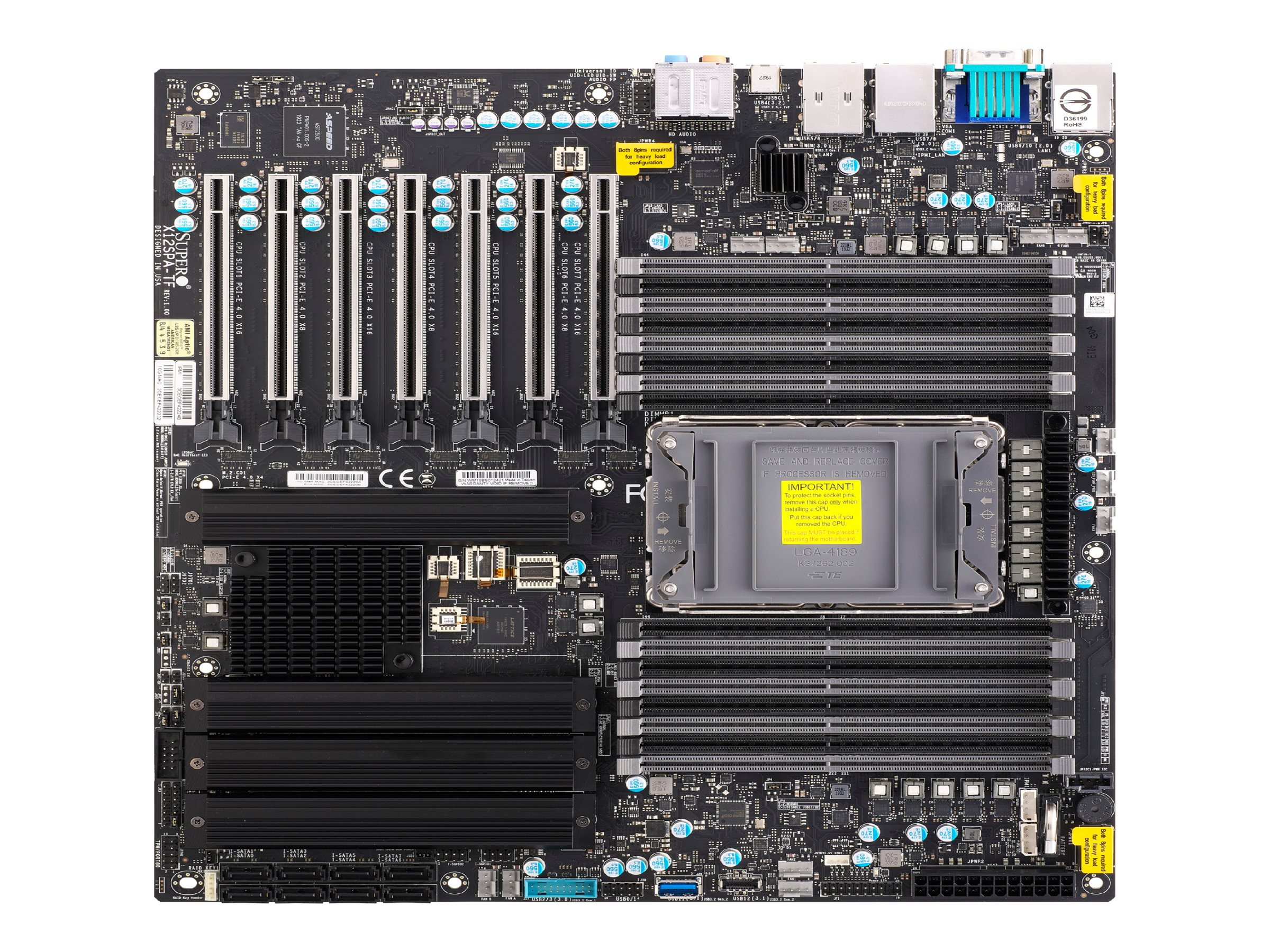 Scheda madre nera con più slot, connettori e socket centrale, varie etichette e un adesivo giallo di avvertimento.