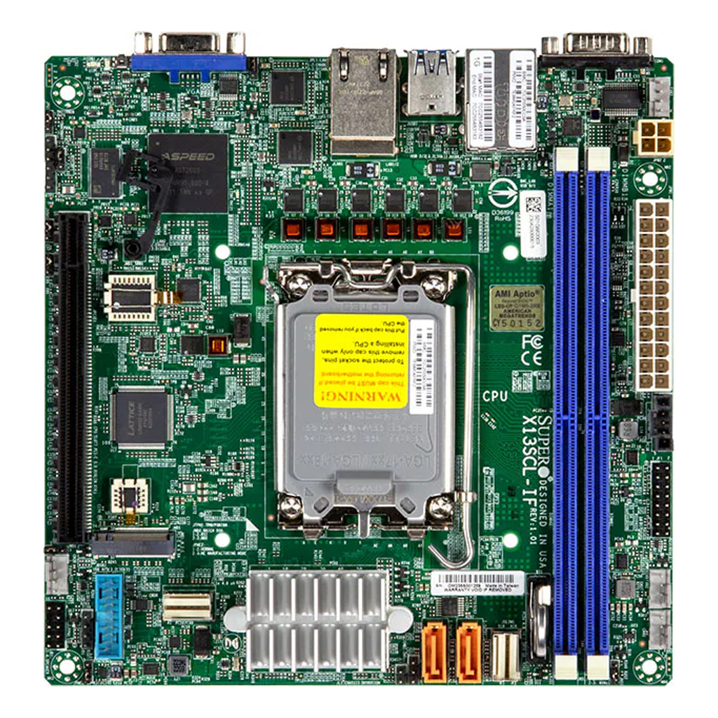 Una scheda madre verde per computer con vari componenti, tra cui un socket CPU, slot RAM e connettori, su sfondo bianco.