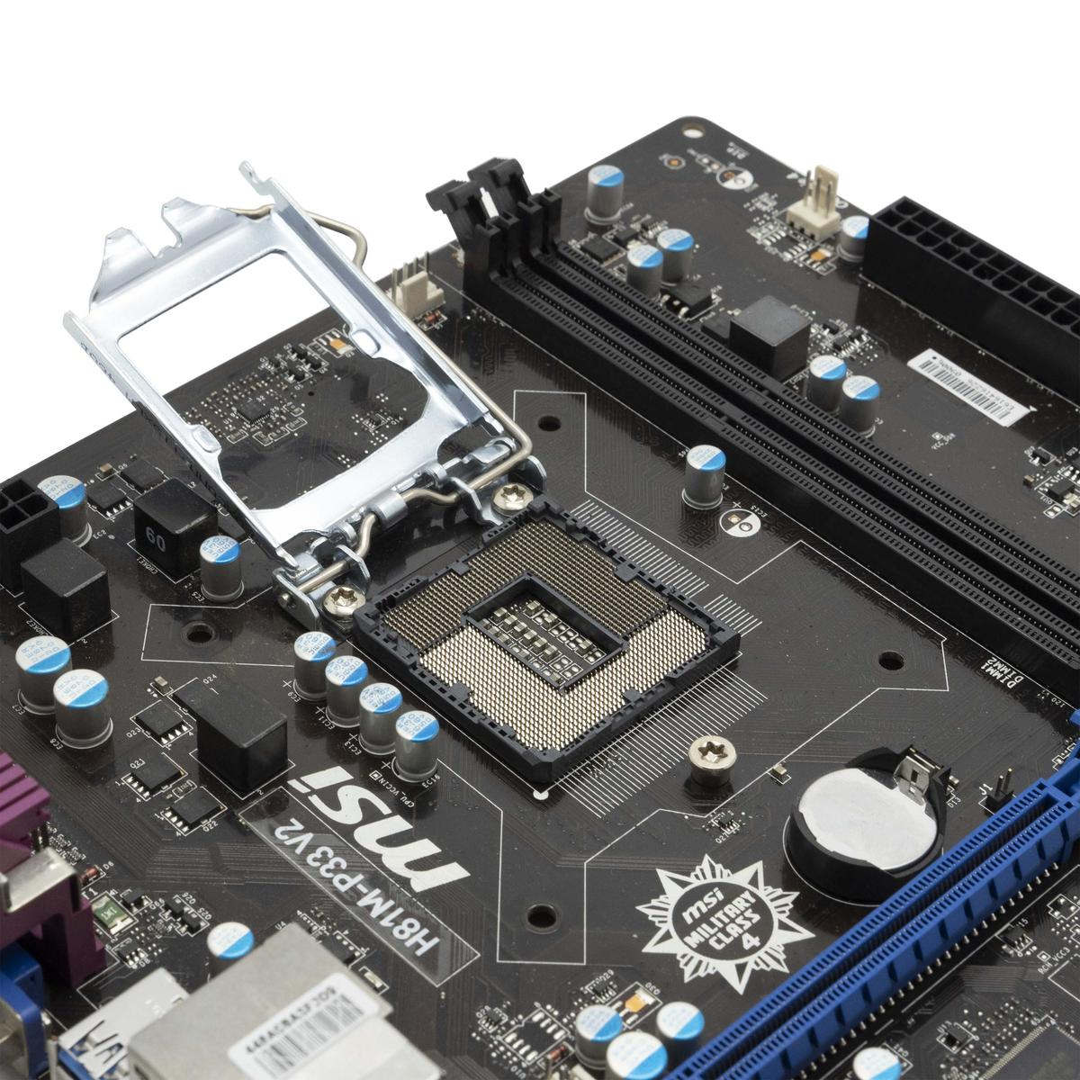 Una scheda madre MSI nera con socket CPU, slot RAM e vari componenti elettronici. Una staffa metallica è aperta.