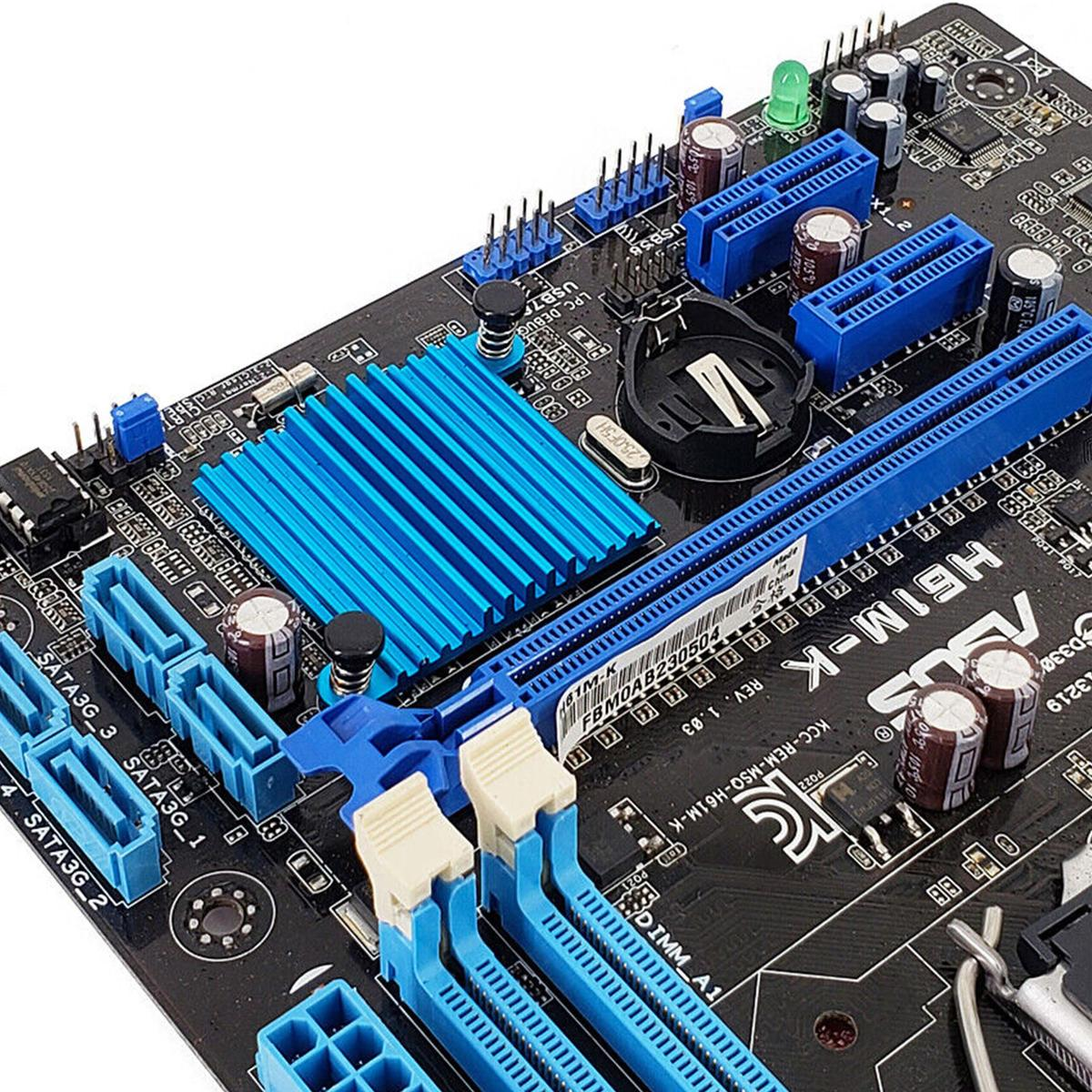Primo piano di una scheda madre di computer. Ha dissipatori di calore blu, slot blu e bianchi e vari componenti elettronici.