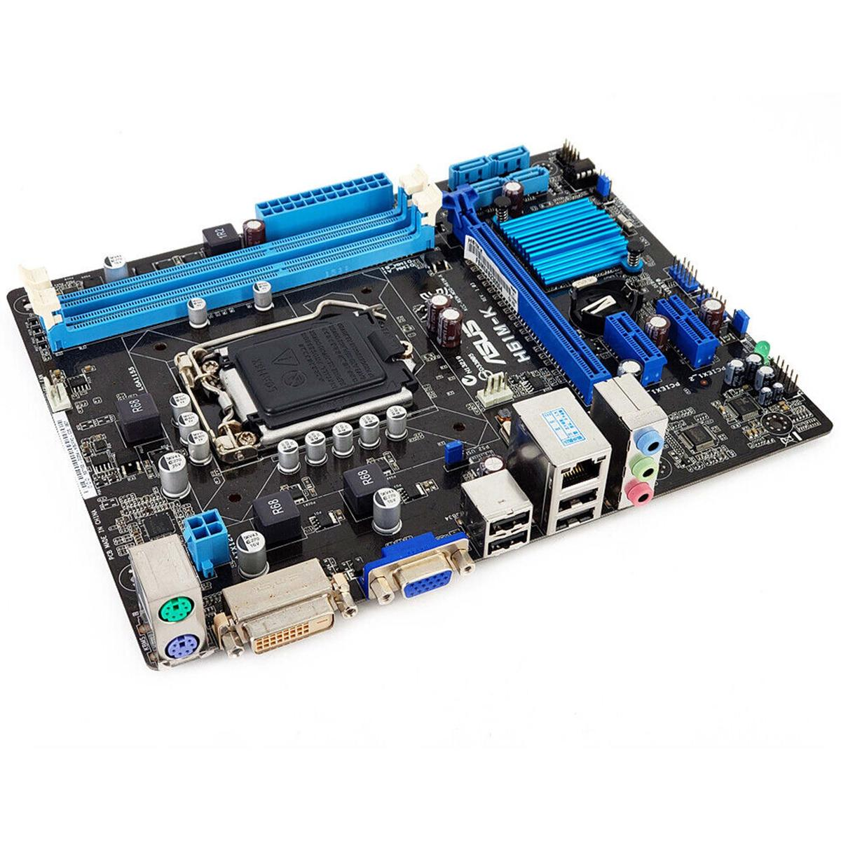 Una scheda madre di computer nera con componenti blu e bianchi. Varie porte e slot sono visibili su sfondo bianco.