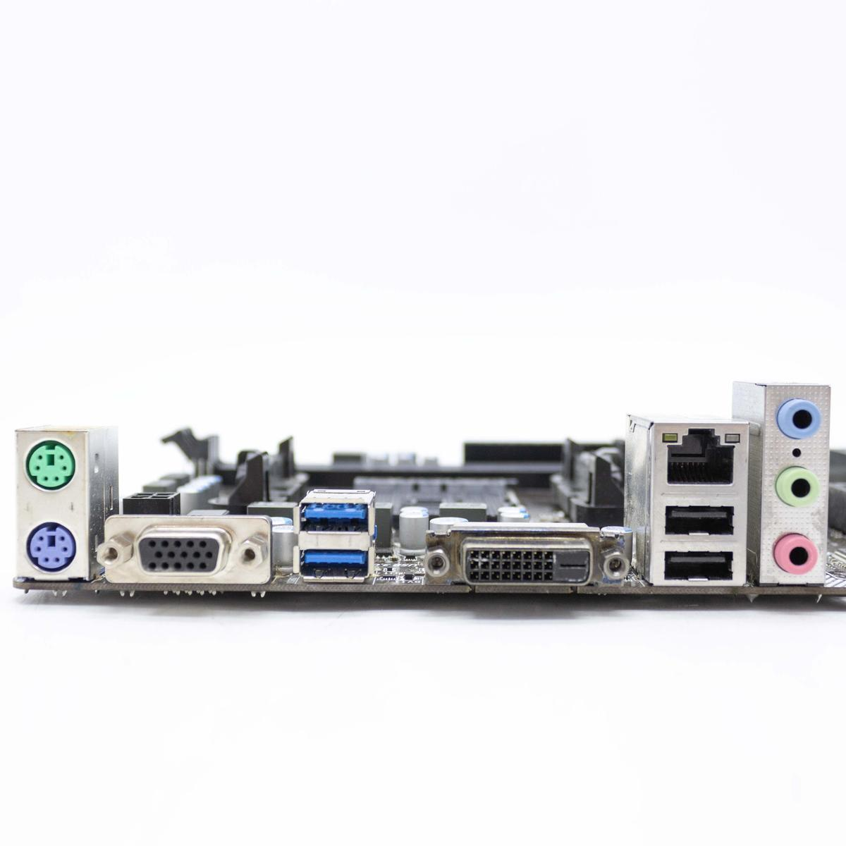 Una scheda madre di computer con varie porte e connettori, tra cui USB, audio, video e connessioni di rete, su sfondo bianco.