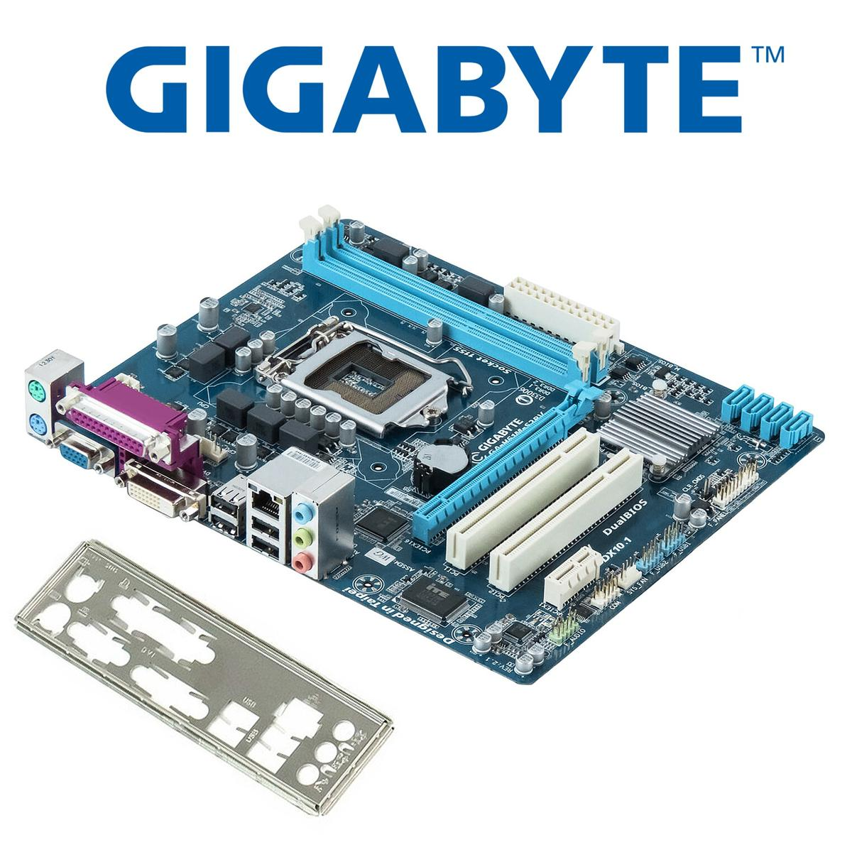 Una scheda madre Gigabyte blu con vari componenti. Una piastra posteriore argentata è in primo piano. La parola GIGABYTE è in alto.